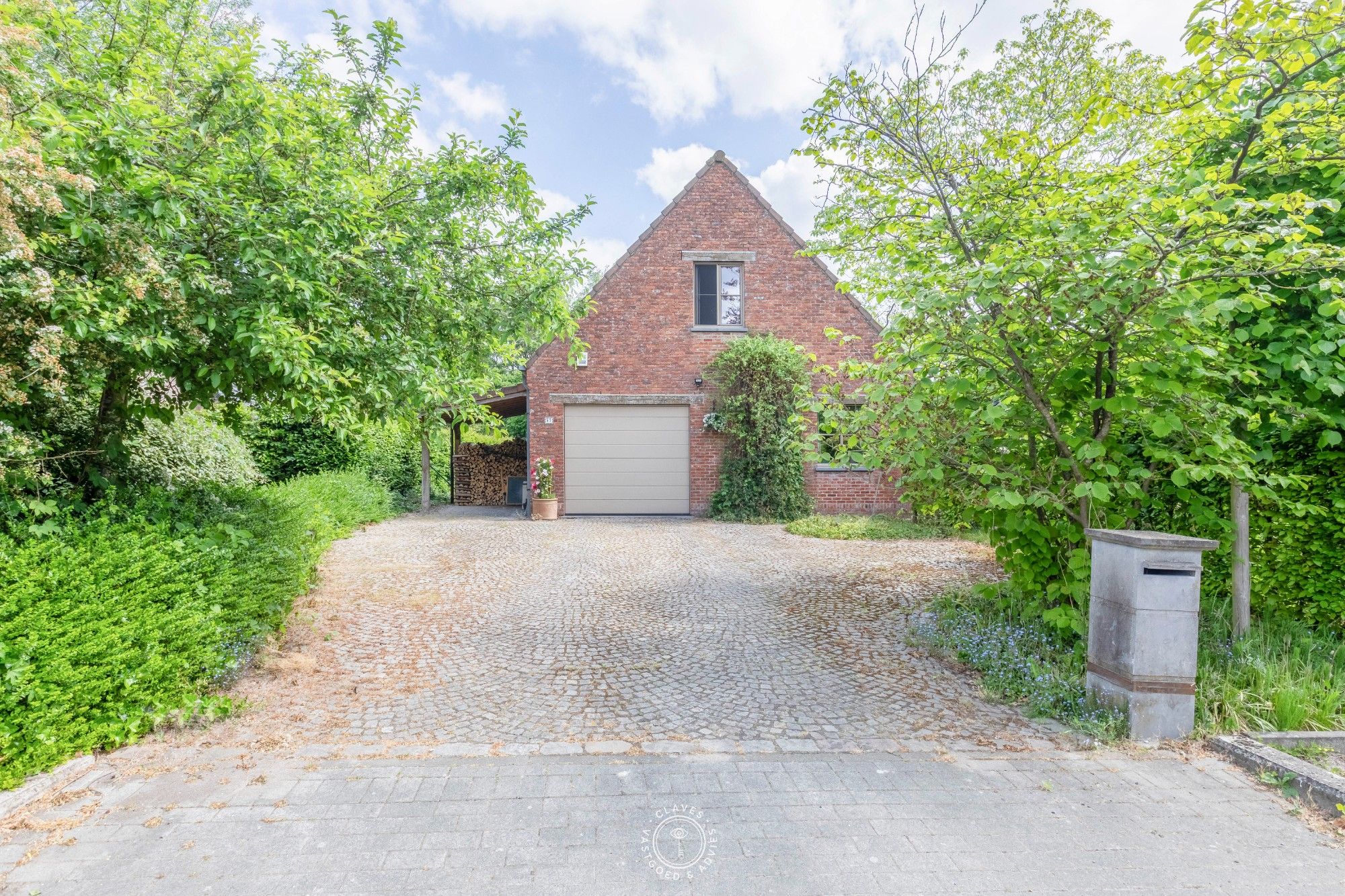 Charmante woning op een welgelegen locatie in Sinaai-Waas foto {{pictureIndex}}