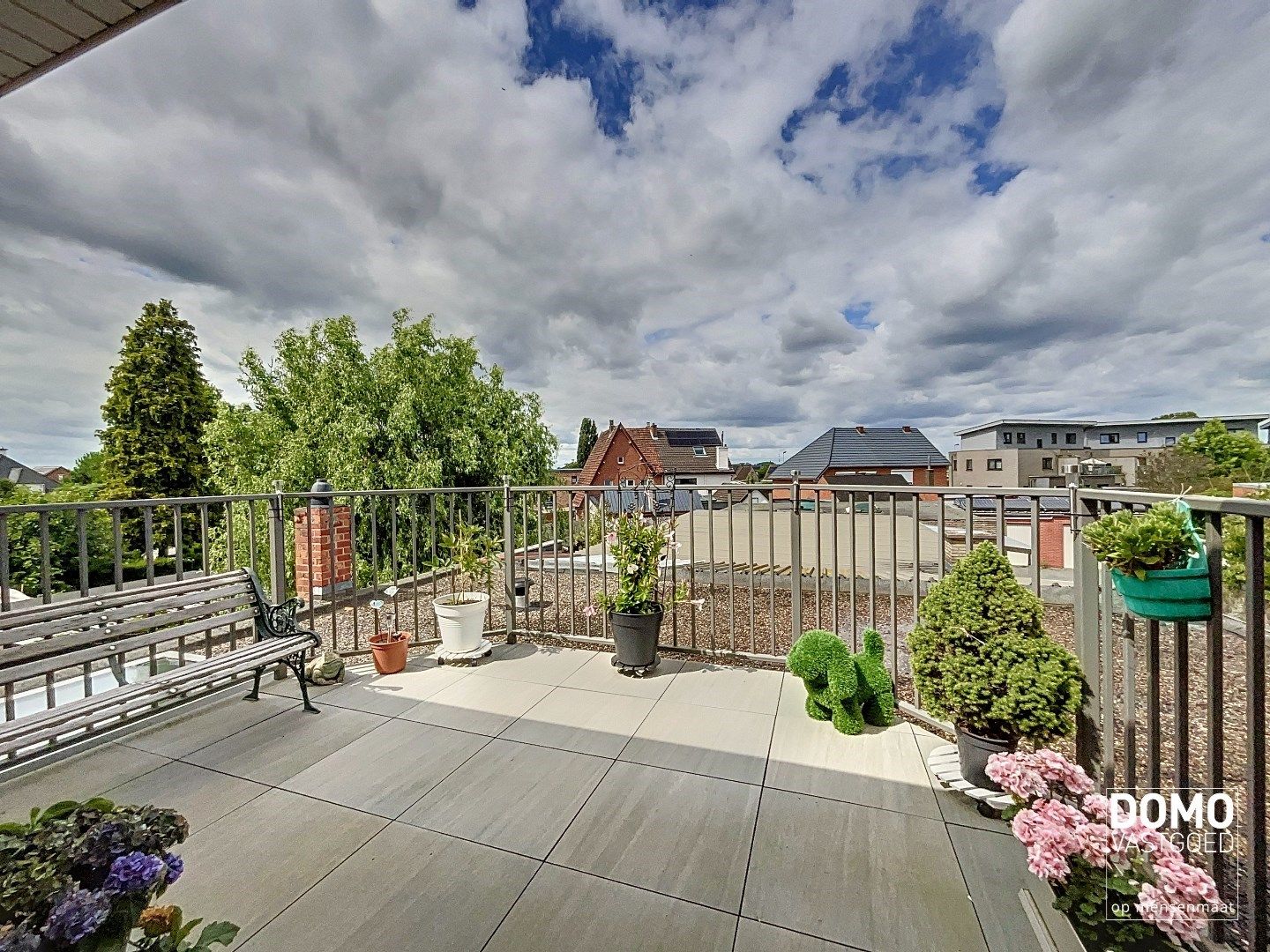 Commercieel gelegen handelspand met inclusief bovenliggend appartement te Kermt. foto 12