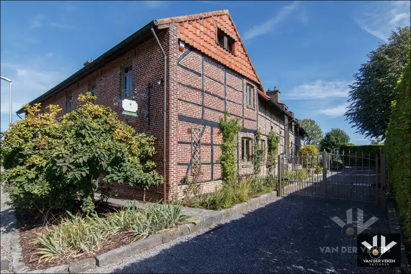 Volledig gerenoveerde, instapklare hoeve met authentieke elementen en sfeer in het hart van Haspengouw - een charmante woning én een ideale locatie om uw evenementenlocatie, B&B, kantoor, ... te vestigen! foto 3