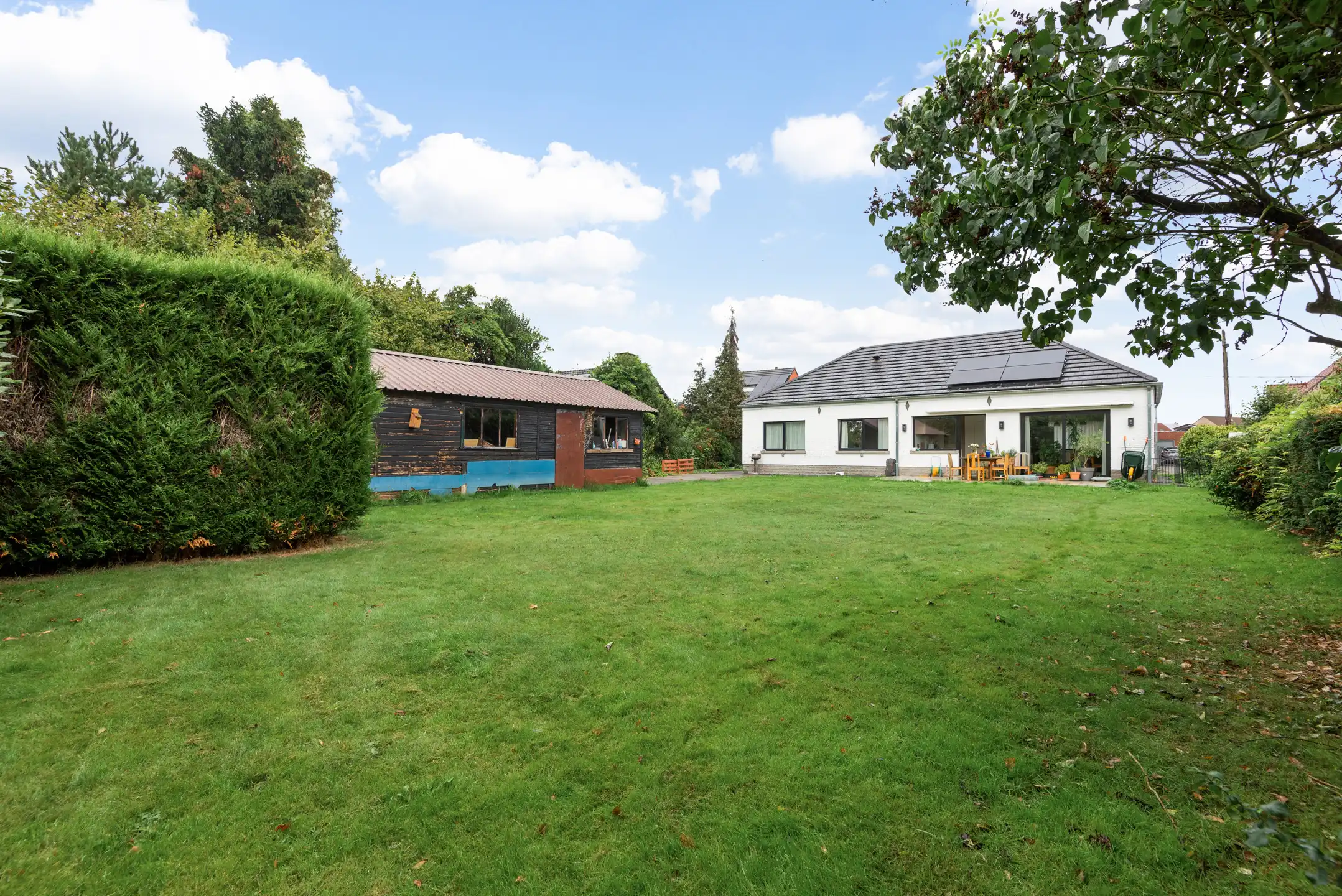 Moderne, instapklare Bungalow met 4 slpk. en 2 badk. en bijgebouw op 12 are 30 ca foto 26