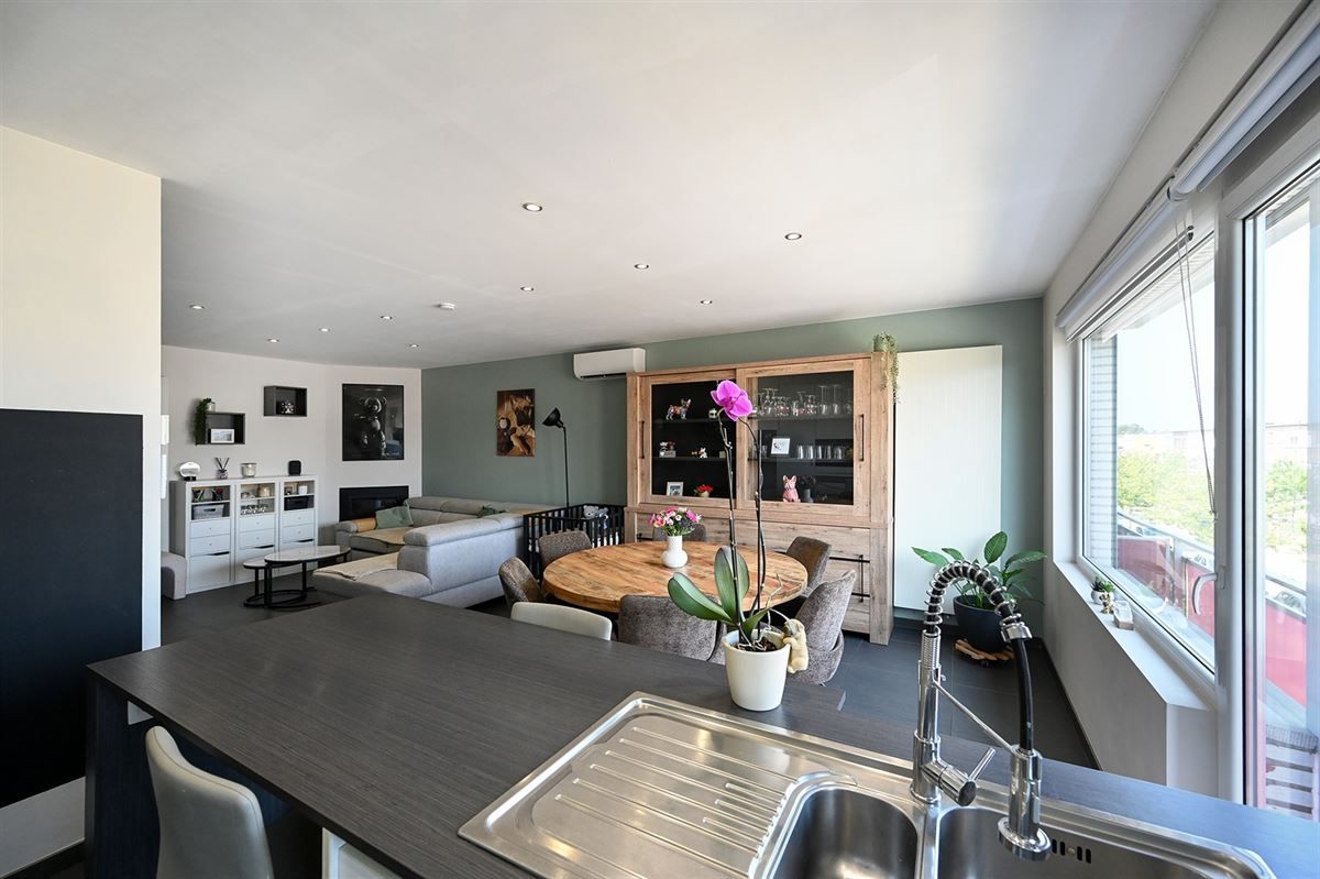 Totaal gerenoveerd appartement in rustige straat foto 6