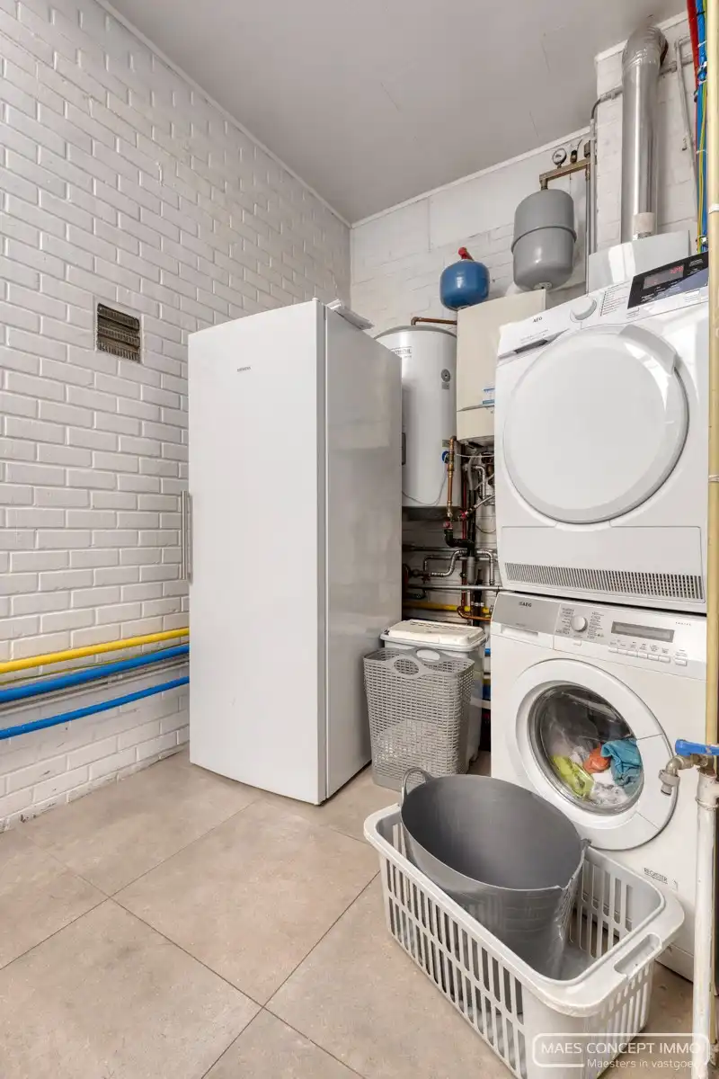 Ruime woning te koop te Waregem op strategische ligging foto 6