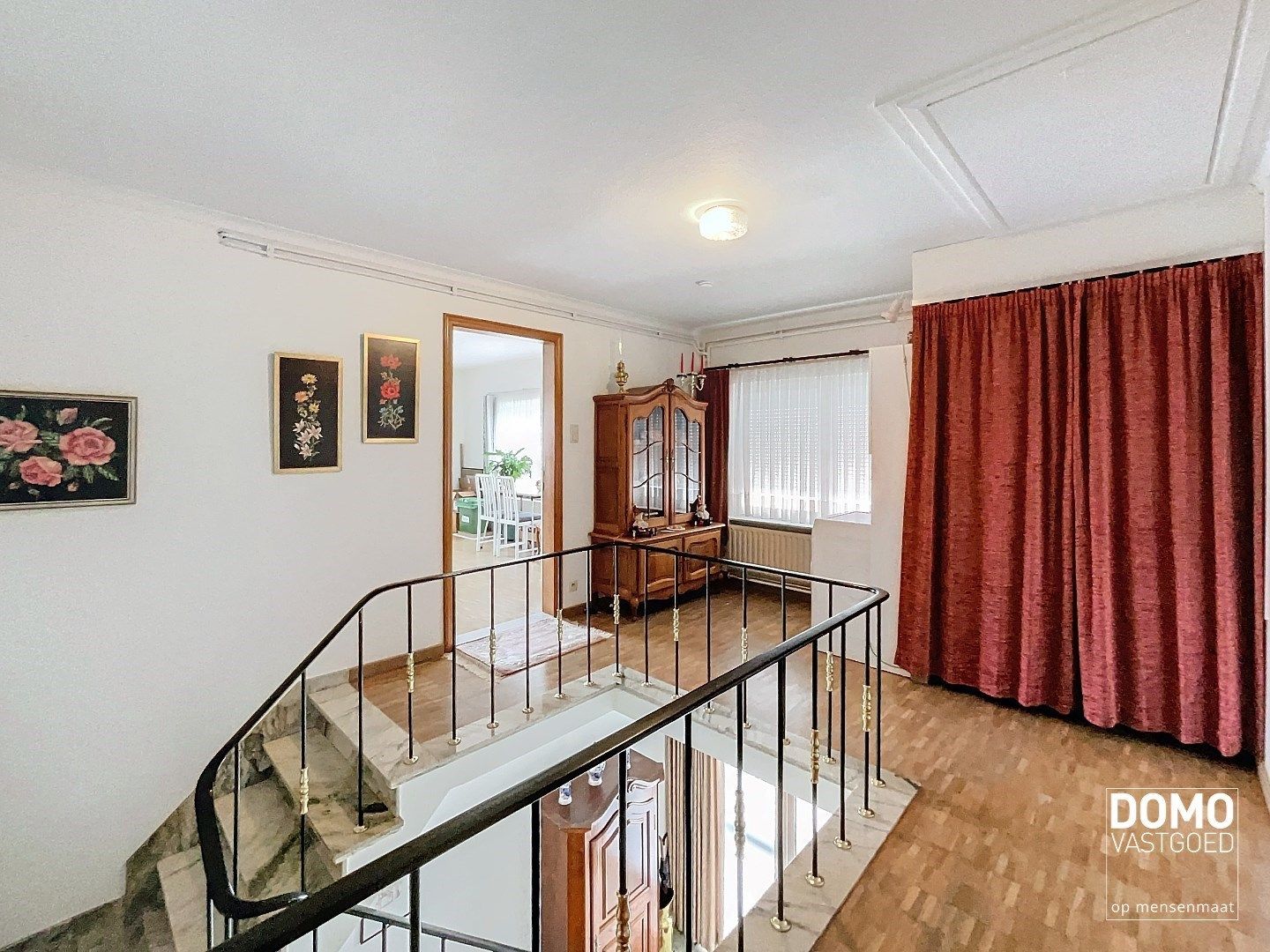 Commercieel gelegen handelspand met inclusief bovenliggend appartement te Kermt. foto 4