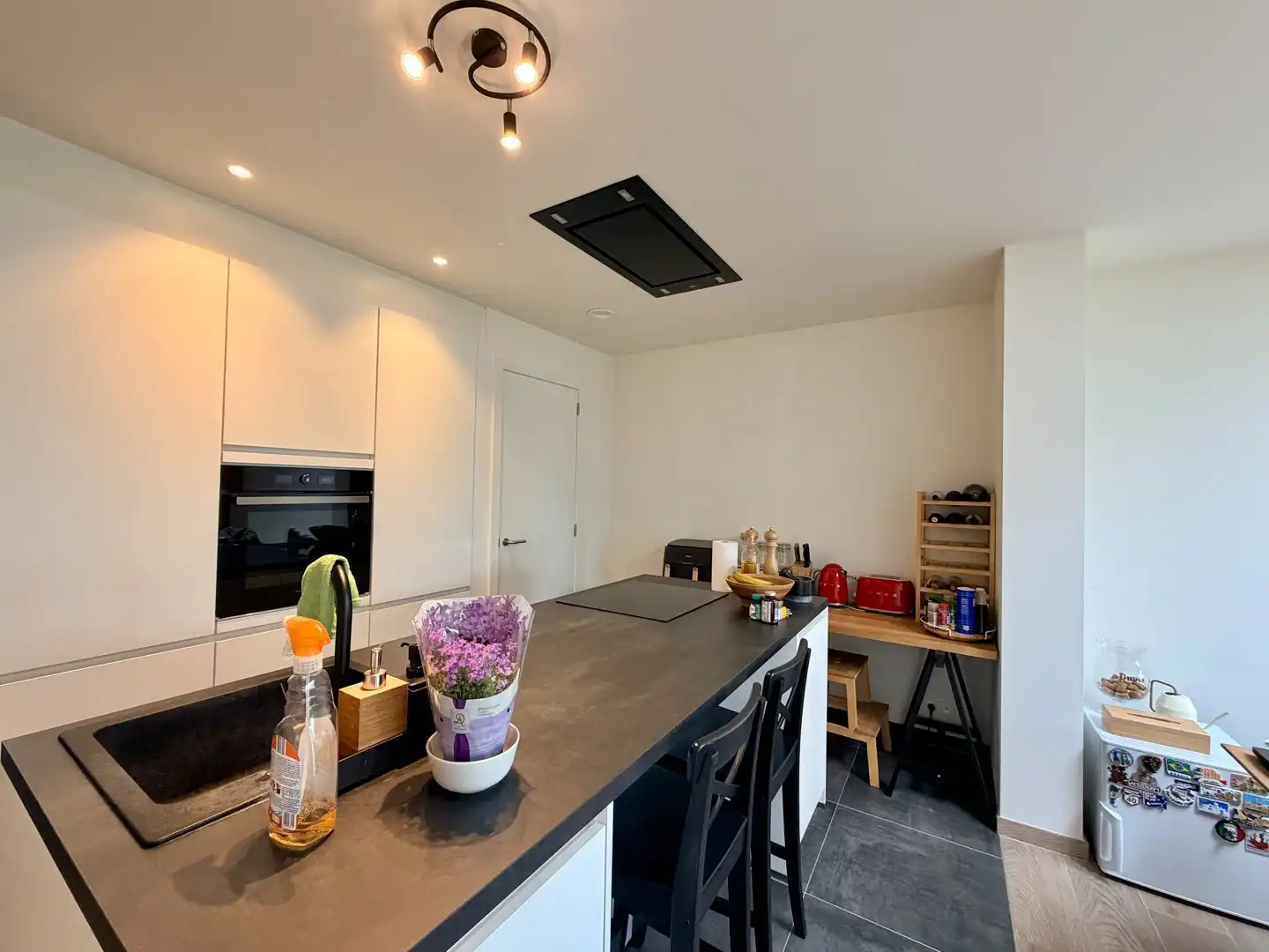Gerenoveerde woning met drie slaapkamers & autostaanplaats te Roeselare! foto 3