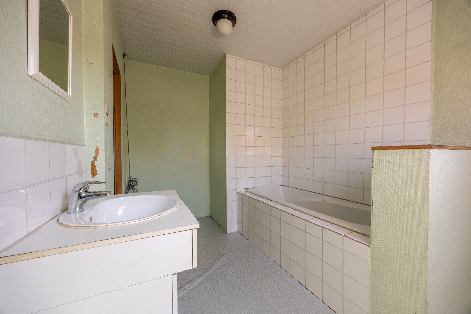 Te renoveren woning met uitweg en garage  foto 15