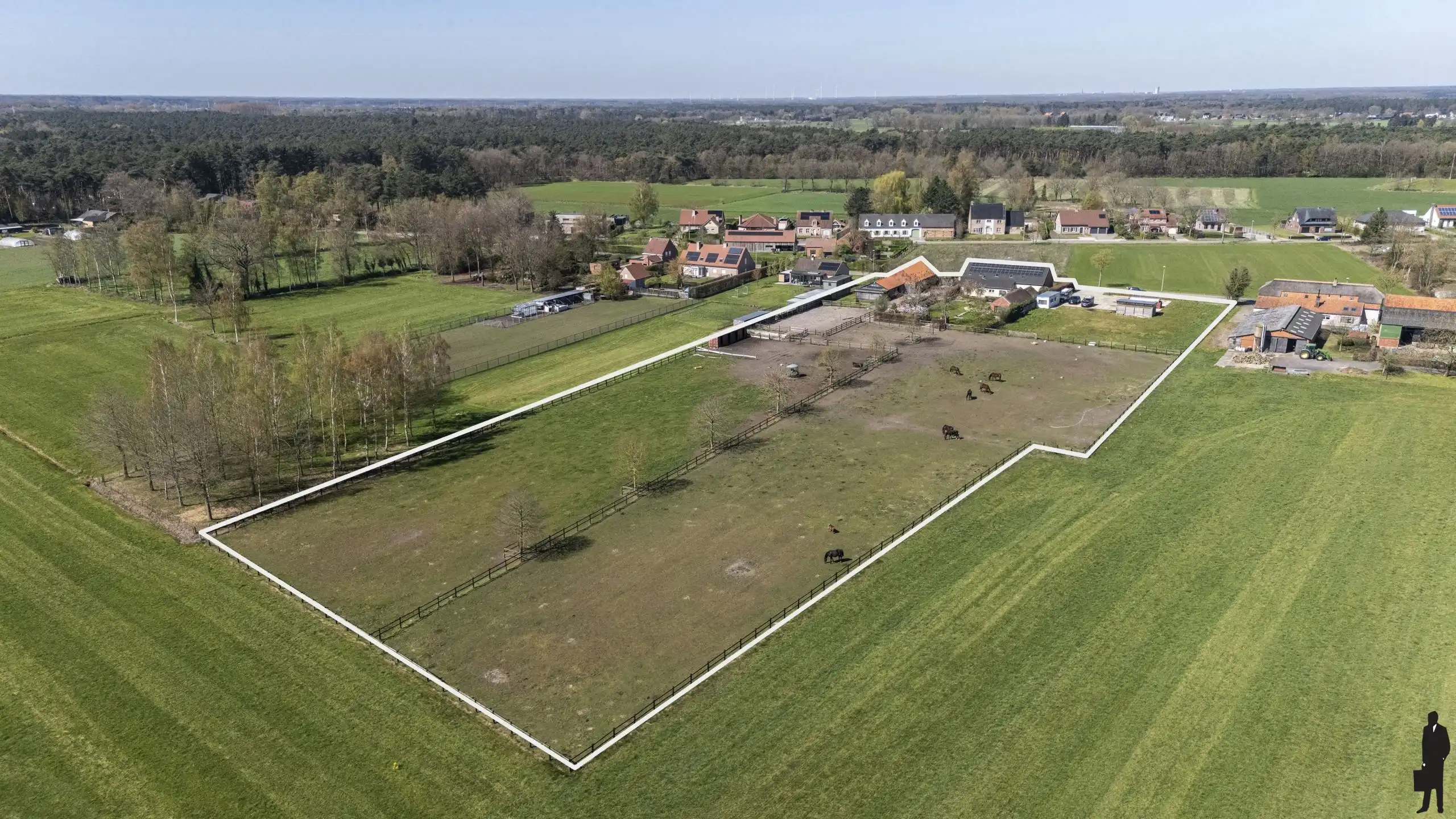 Uitzonderlijk gelegen paardeneigendom op ca. 2 hectare foto {{pictureIndex}}