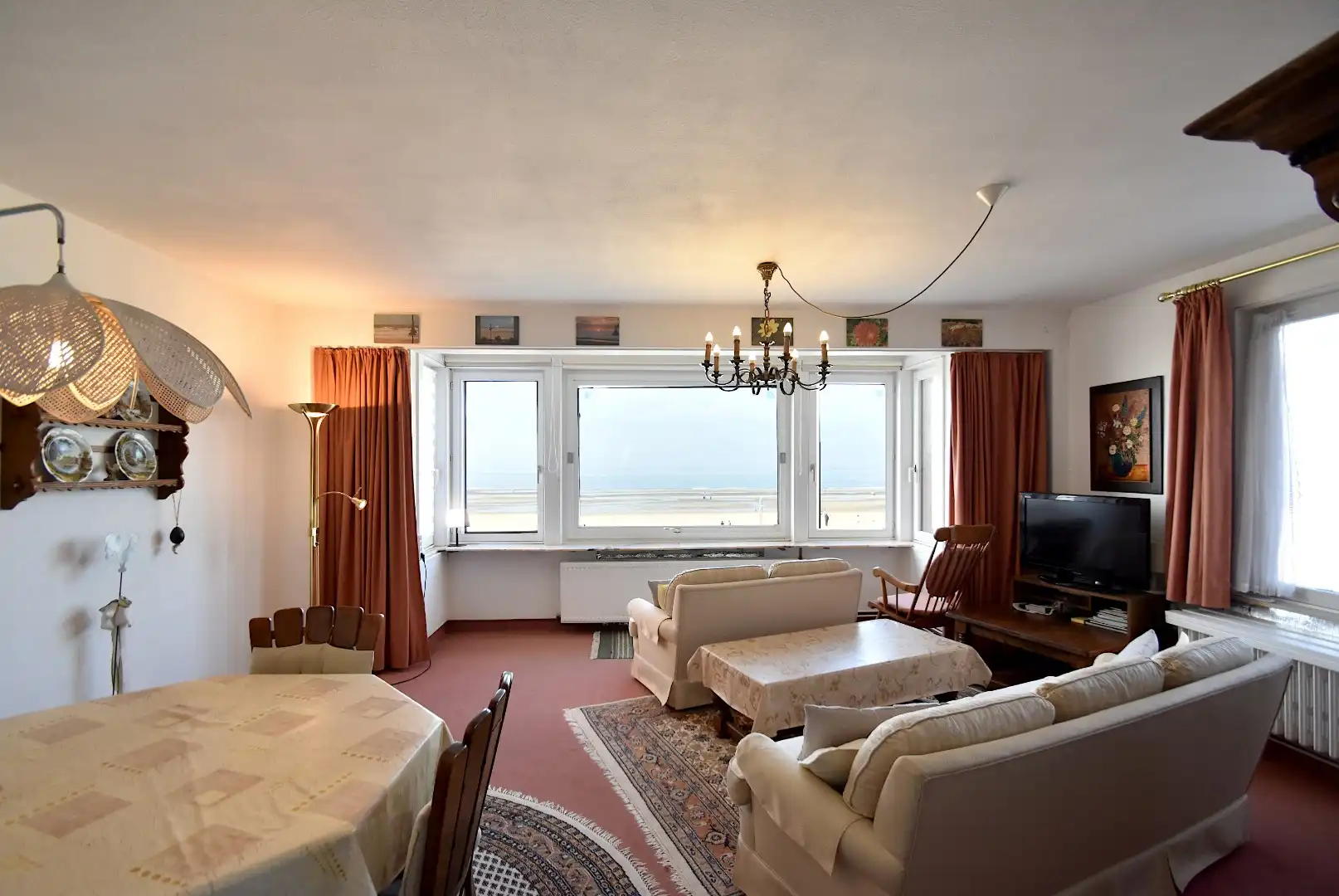 Op te frissen appartement met frontaal zeezicht op de zeedijk, De Haan foto 3