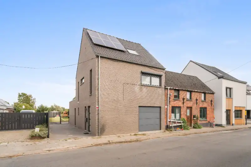 Mooie recente woning met 4 slaapkamers op 410m² foto 2