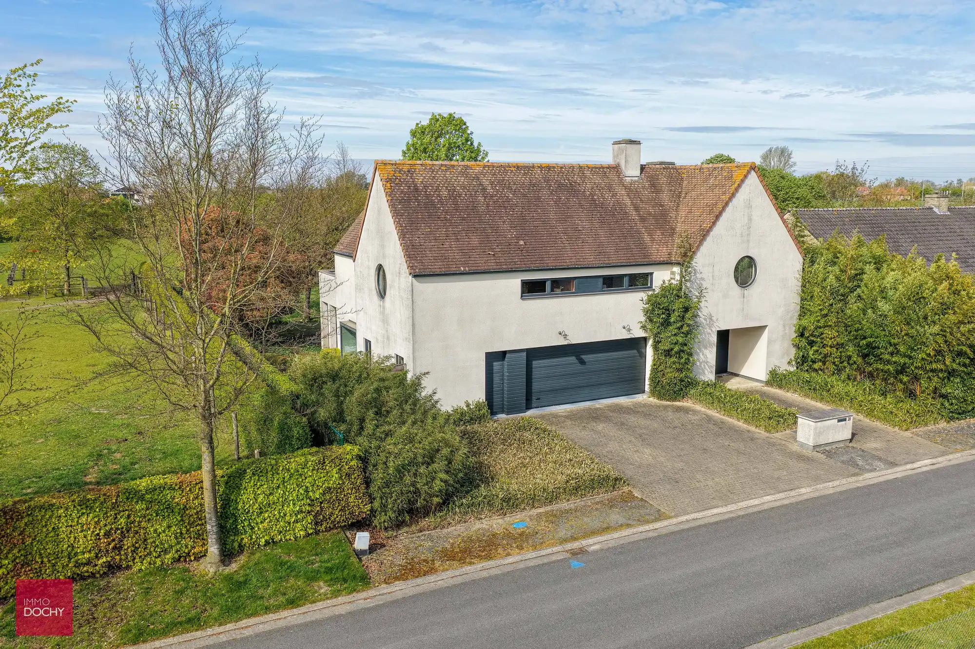 Rustig gelegen vernieuwde villa foto {{pictureIndex}}