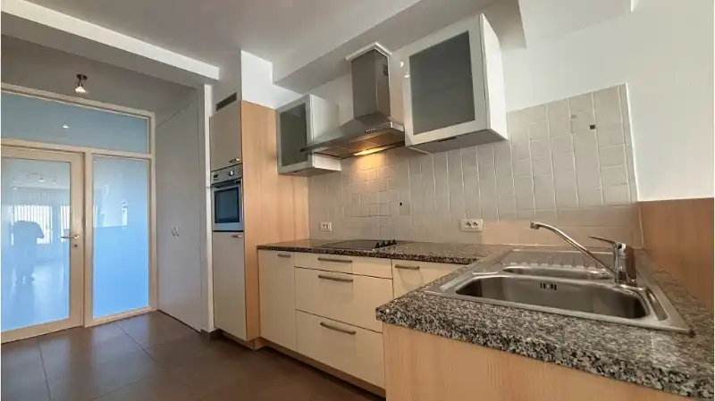 instapklaar gelijkvloers 2-slaapkamerappartement met ruim TERRAS te huur in Torhout foto 4