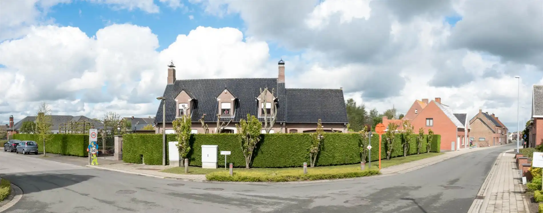 Mooie stijlvilla met kwalitatieve afwerking en zeer verzorgde tuin met oprijlaan. foto 30