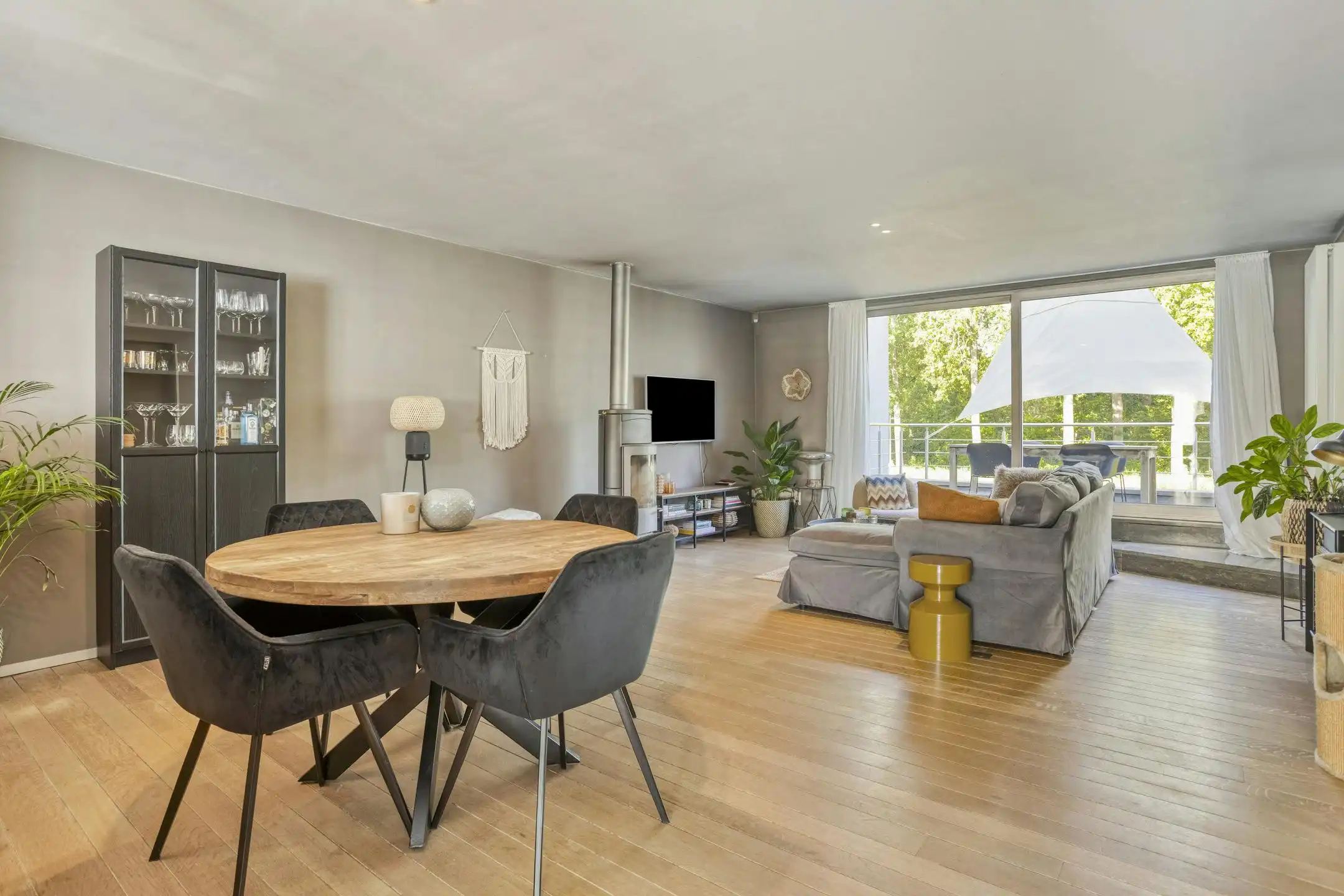 Opbrengsteigendom te koop op toplocatie te Assebroek  foto {{pictureIndex}}