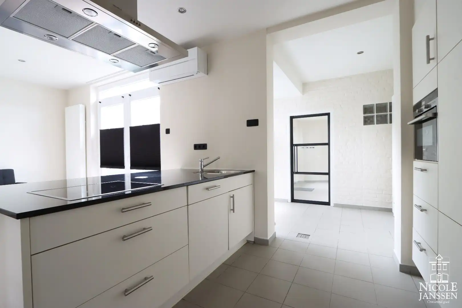 Compleet gerenoveerde ruime stadswoning met gezellige binnenkoer foto 7