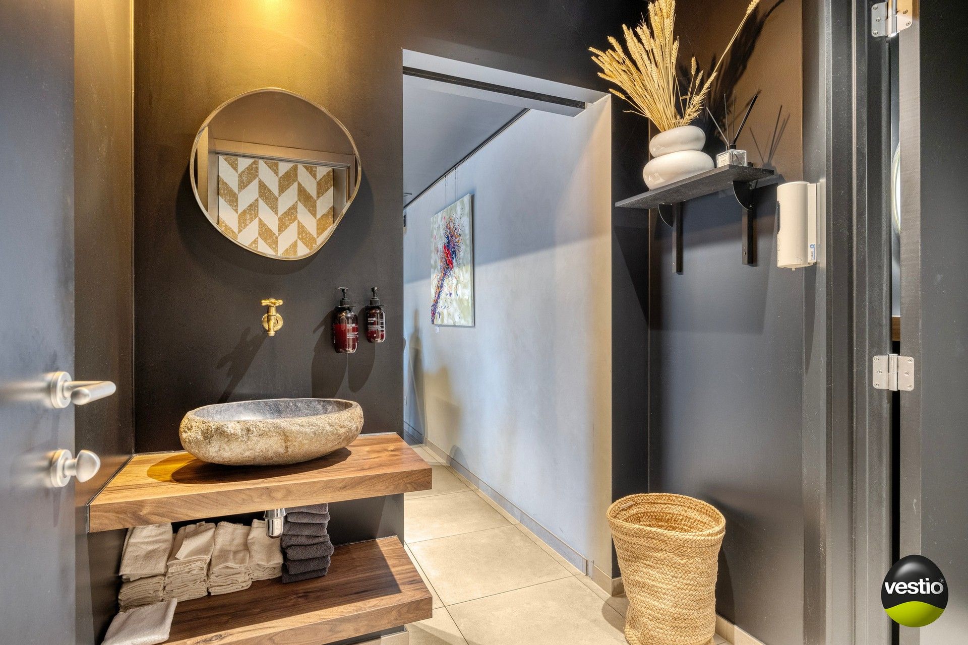 Handelshuis met absolute topligging en verhuurd bovenliggend appartement in hartje Alken. foto 7