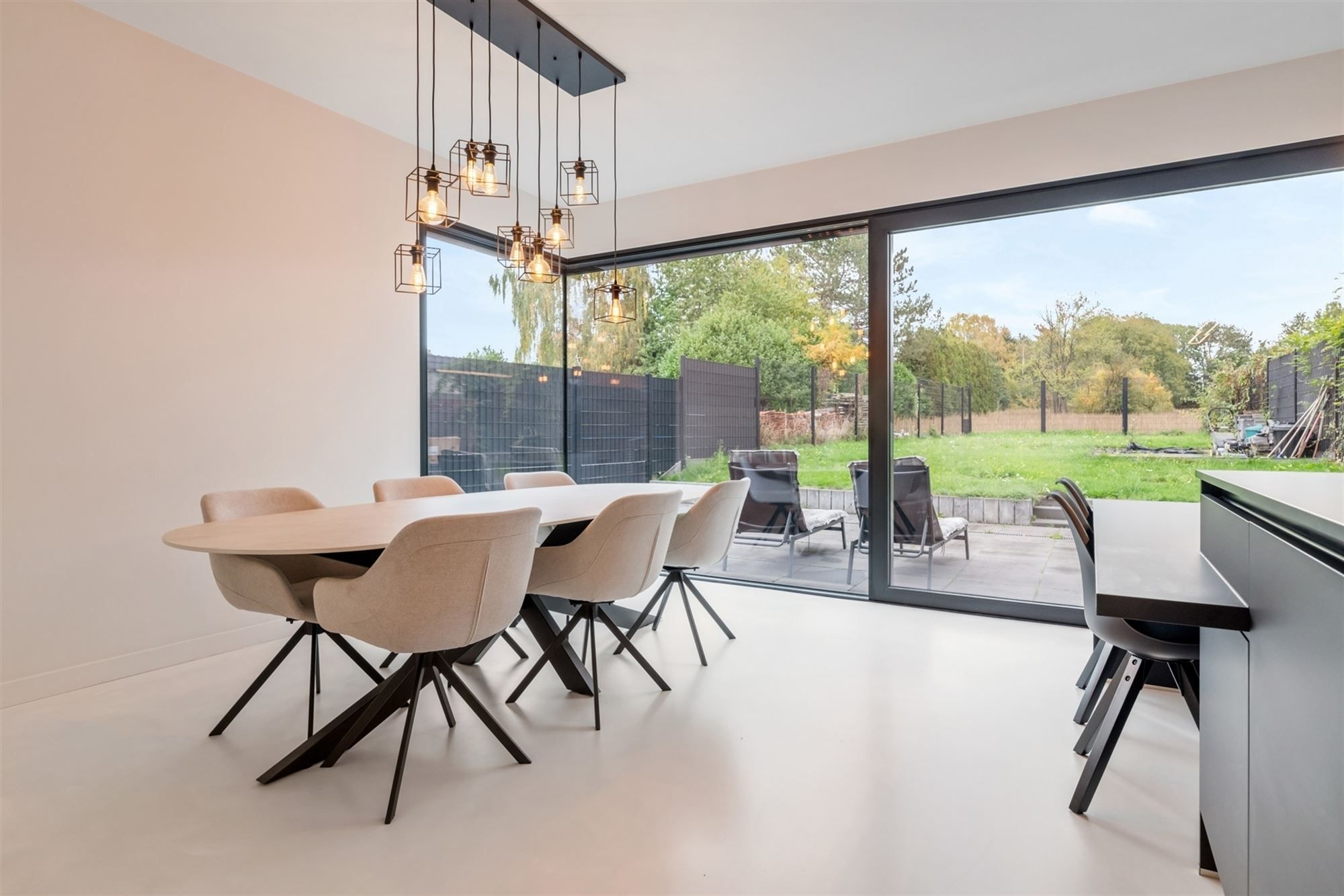 MODERNE VOLLEDIG AFGEWERKTE EN INSTAPKLARE WONING MET 3 SLAAPKAMERS EN POLYVALENTE KELDER VOOR BIJBEROEP foto 6