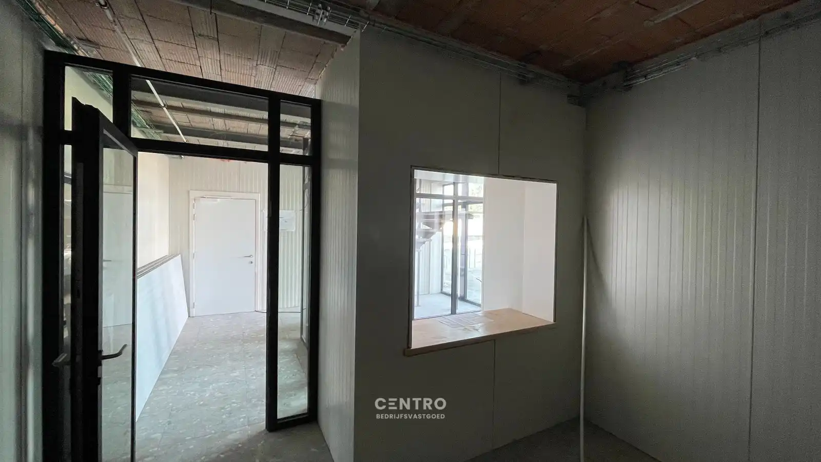 Instapklare MAGAZIJN (1.200m², voorzien van 2 LAADKADEN (met levellers), elektrische sectionaalpoort en verhard terrein (voor- en achterkant) op industriezone te Gistel. foto 14