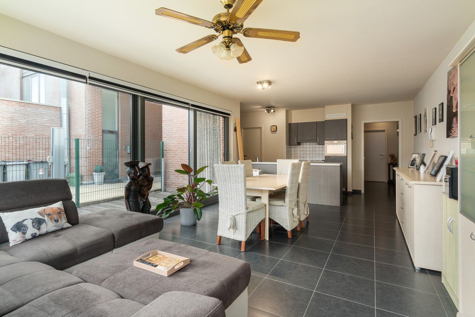 Gelijkvloers 2 slaapkamer appartement met tuin en parkeerplaats. foto 8