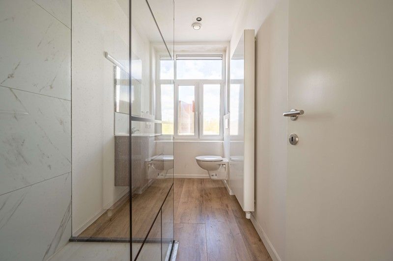 Prachtig, volledig gerenoveerde woning met leuke aangelegde tuin in Wevelgem TE KOOP! foto 7