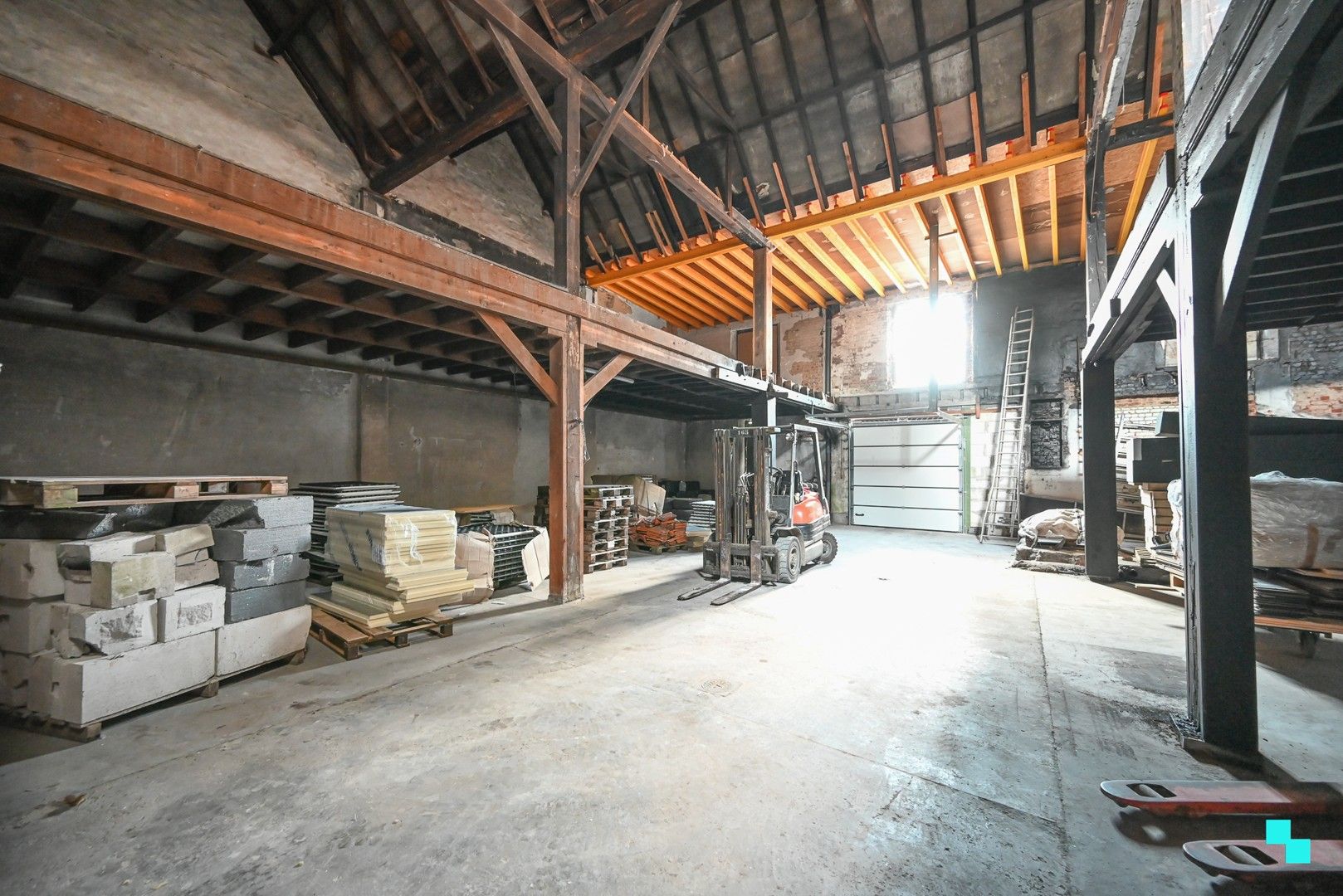 Toonzaal of bureelruimte met riante opslagruimte in hartje Kuurne op discrete ligging foto 10