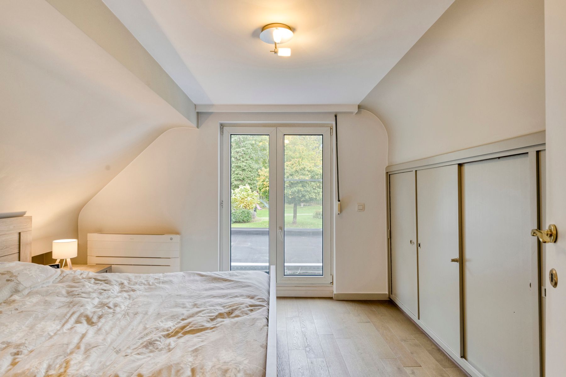 Gerenoveerde hoeve met bijgebouwen en 8 stallen. foto 19