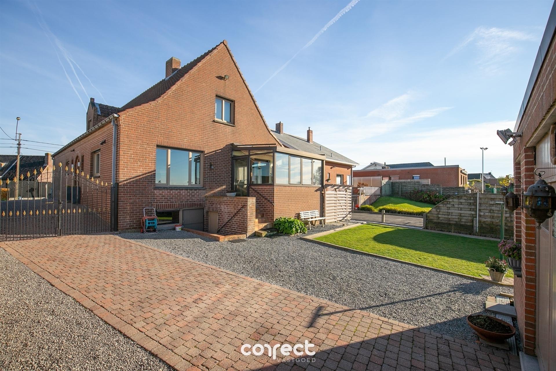 Instapklare open bebouwing met 3 slaapkamers, 2 garages en zicht op de velden! foto 14