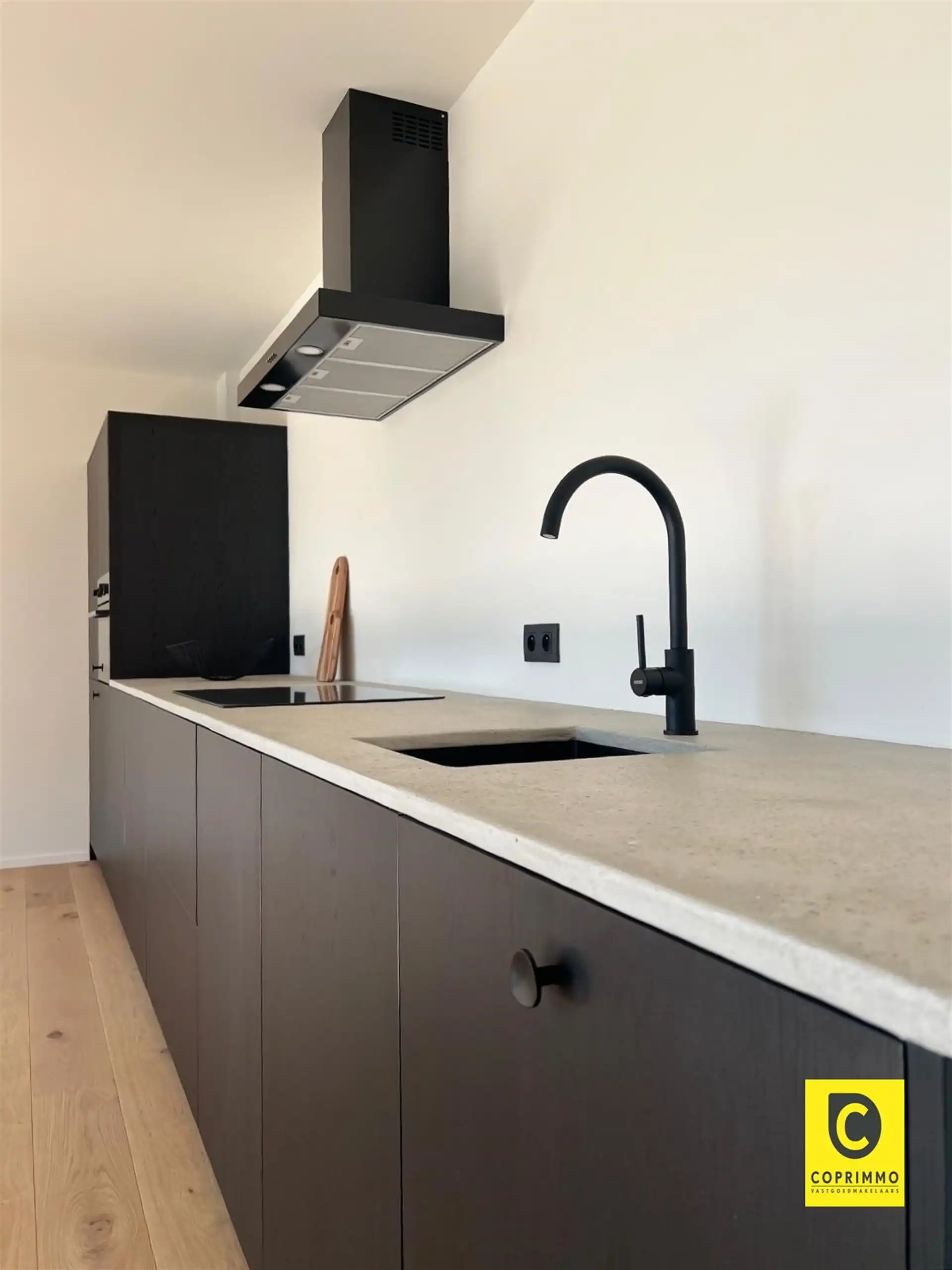 Volledig gerenoveerd 2-slk appartement met ruim terras en garagebox te Berchem! foto 3