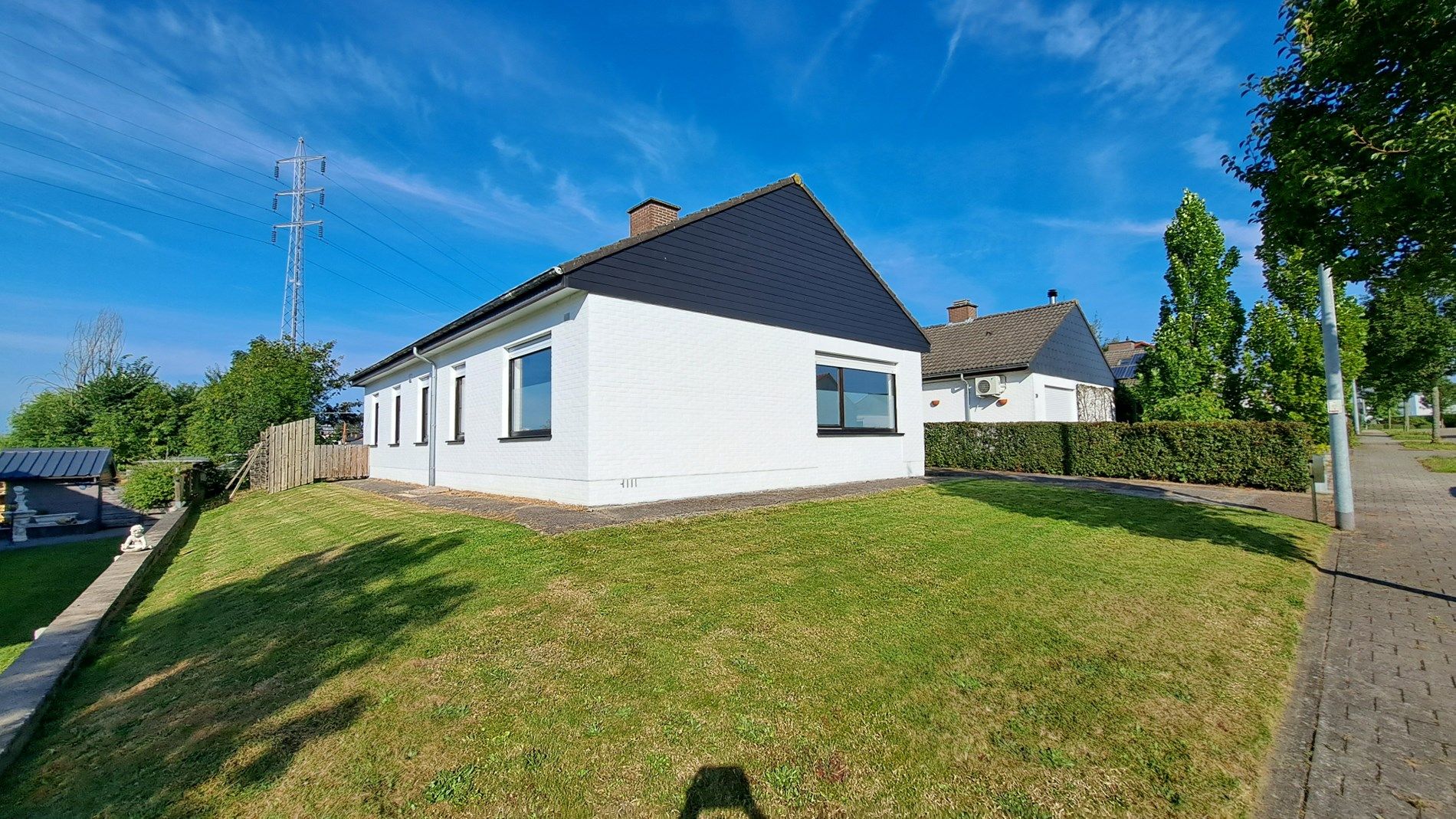 Bungalow met 3 slaapkamers, garage en mooie tuin foto 2