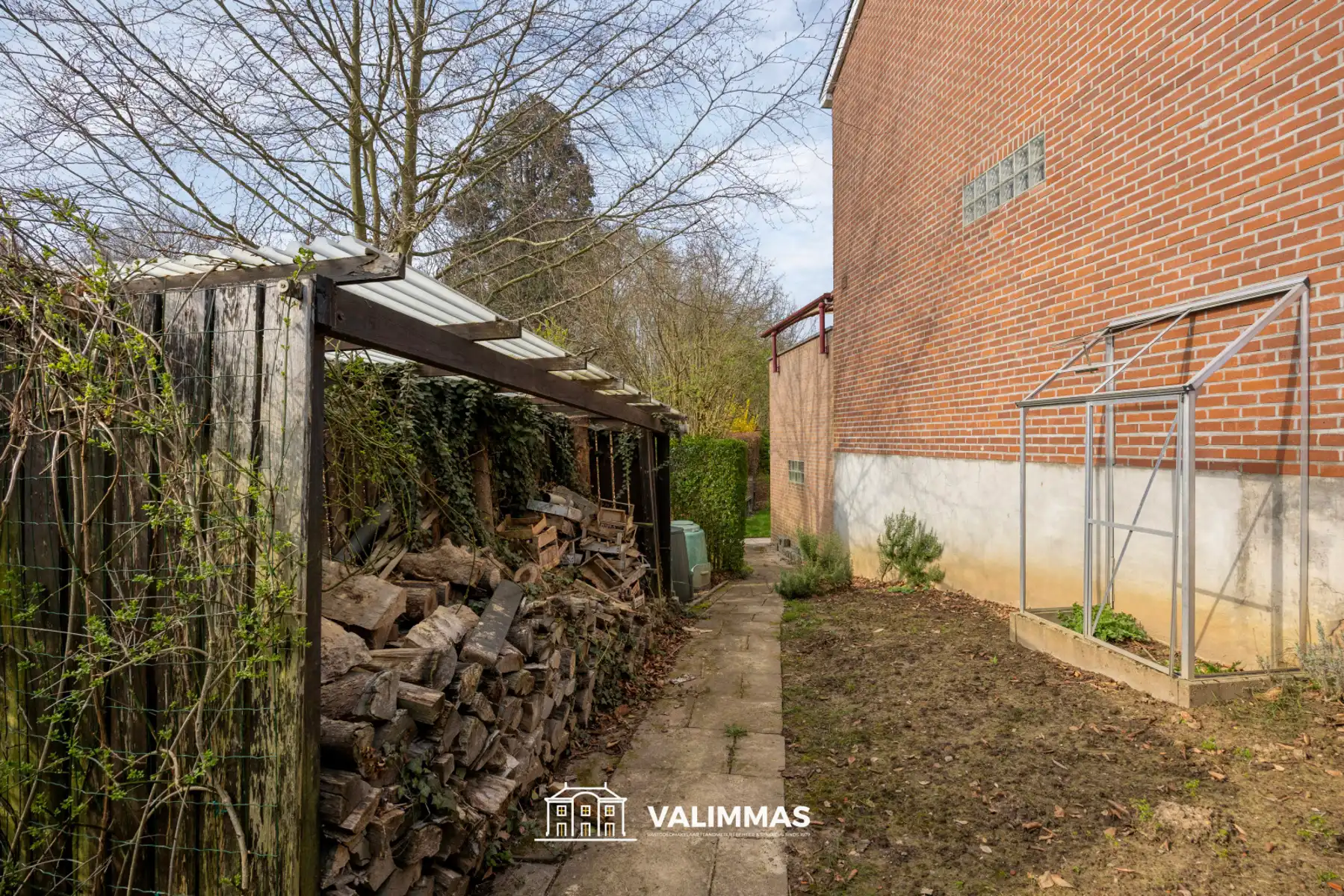 Welgelegen en verzorgde driegevelwoning met garage en tuin foto 17