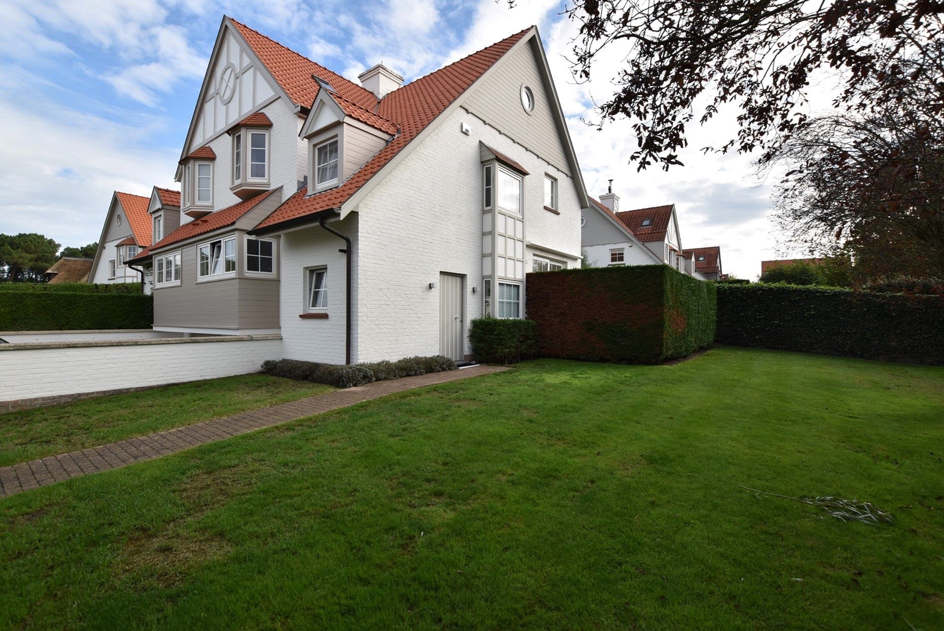 ONGEMEUBELD - Ruime gezellige woning gelegen op een rustige ligging te Oud Knokke.  foto {{pictureIndex}}