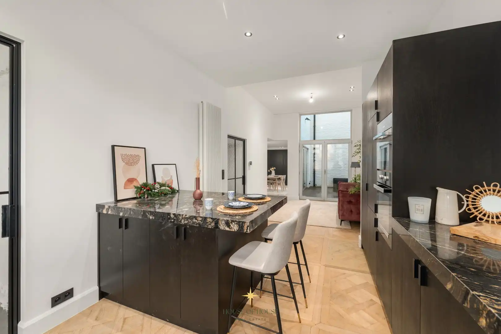 Subliem gerenoveerde stadswoning in een uitzonderlijk historisch kader rond de Onze-Lieve-Vrouwekerk, zonder renovatieverplichting foto 6