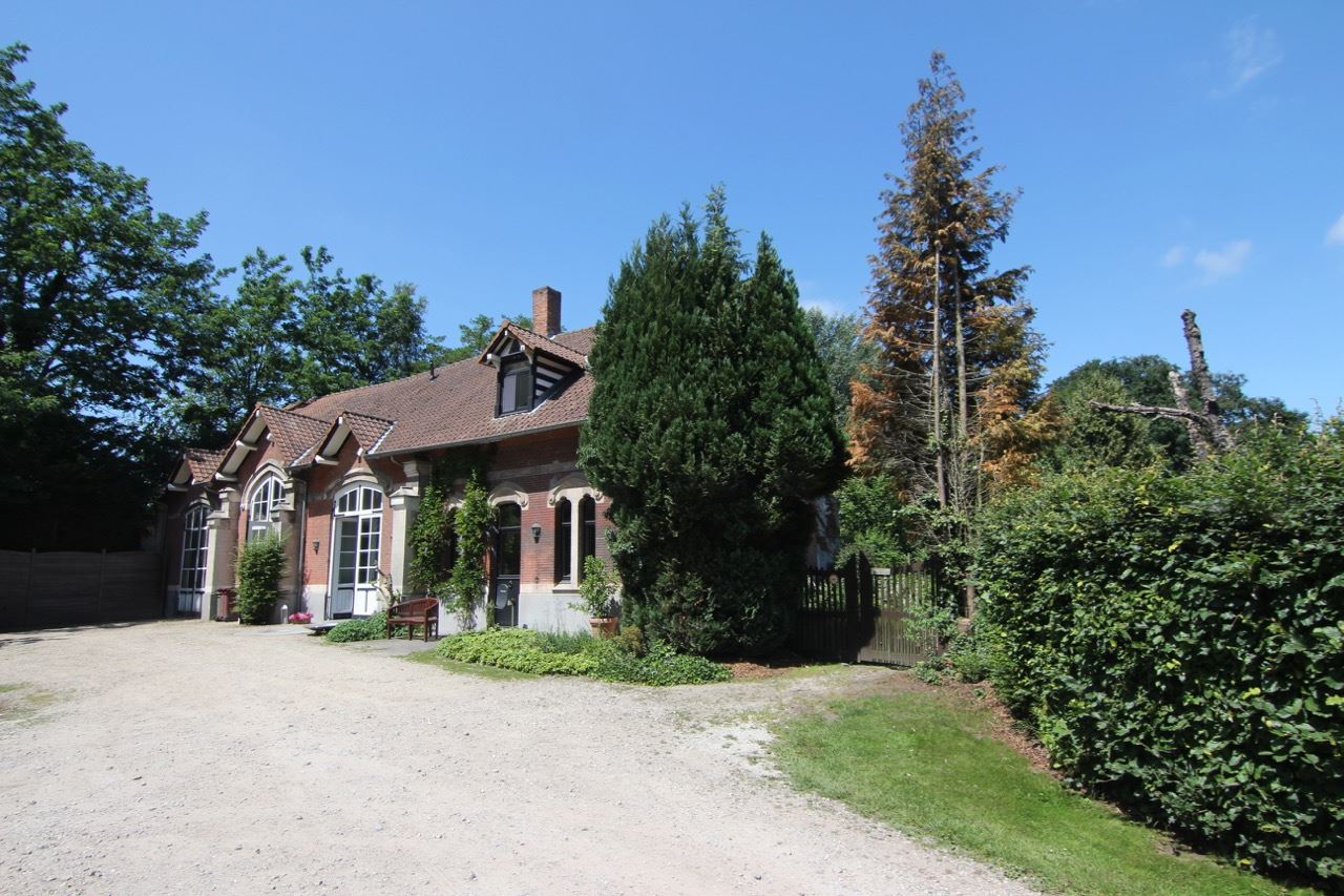 Grote woning in privédomein foto {{pictureIndex}}