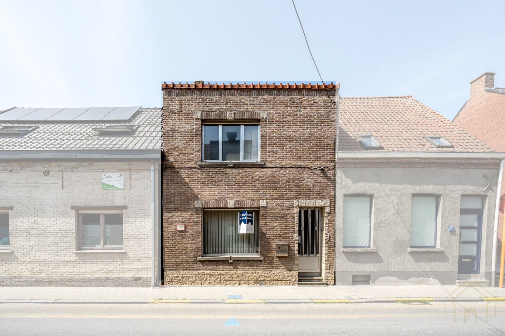Te renoveren woning met garage, uitweg en grote tuin in hartje Zwevegem foto 3
