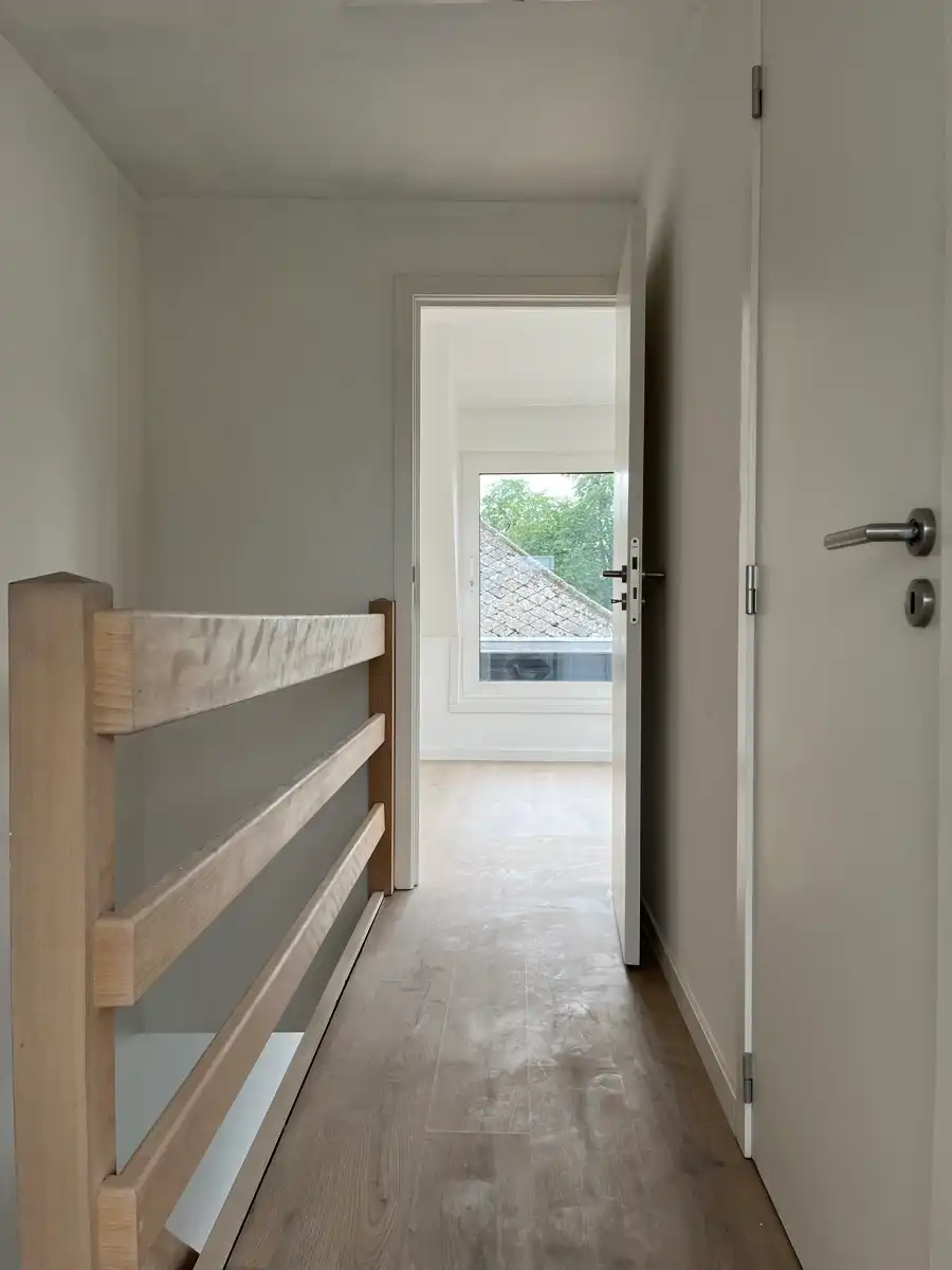 Verzorgde duplex met 1 slaapkamer en bureau foto 10