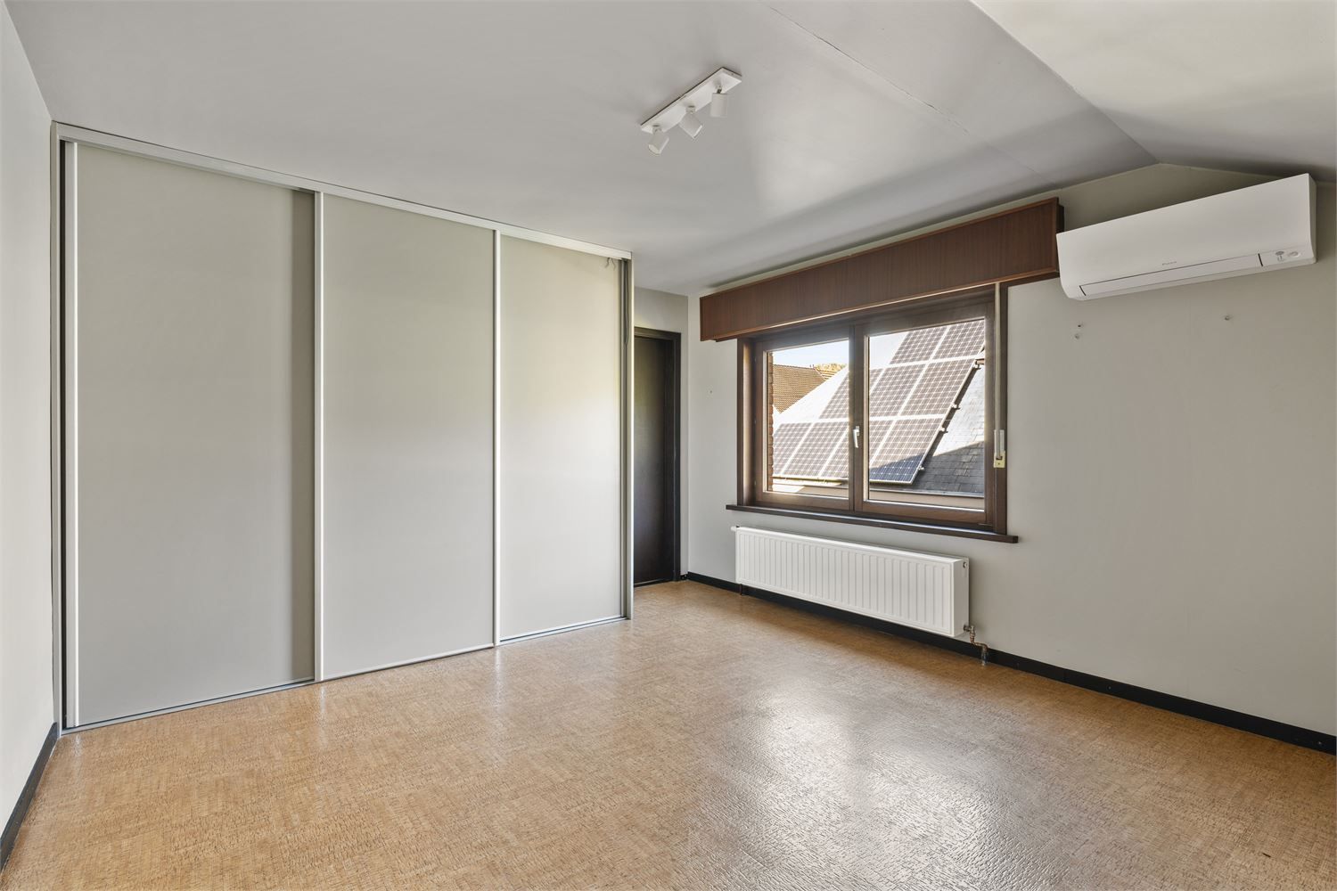 GERENOVEERDE WONING MET ADEMBENEMENDE VERGEZICHTEN foto 22