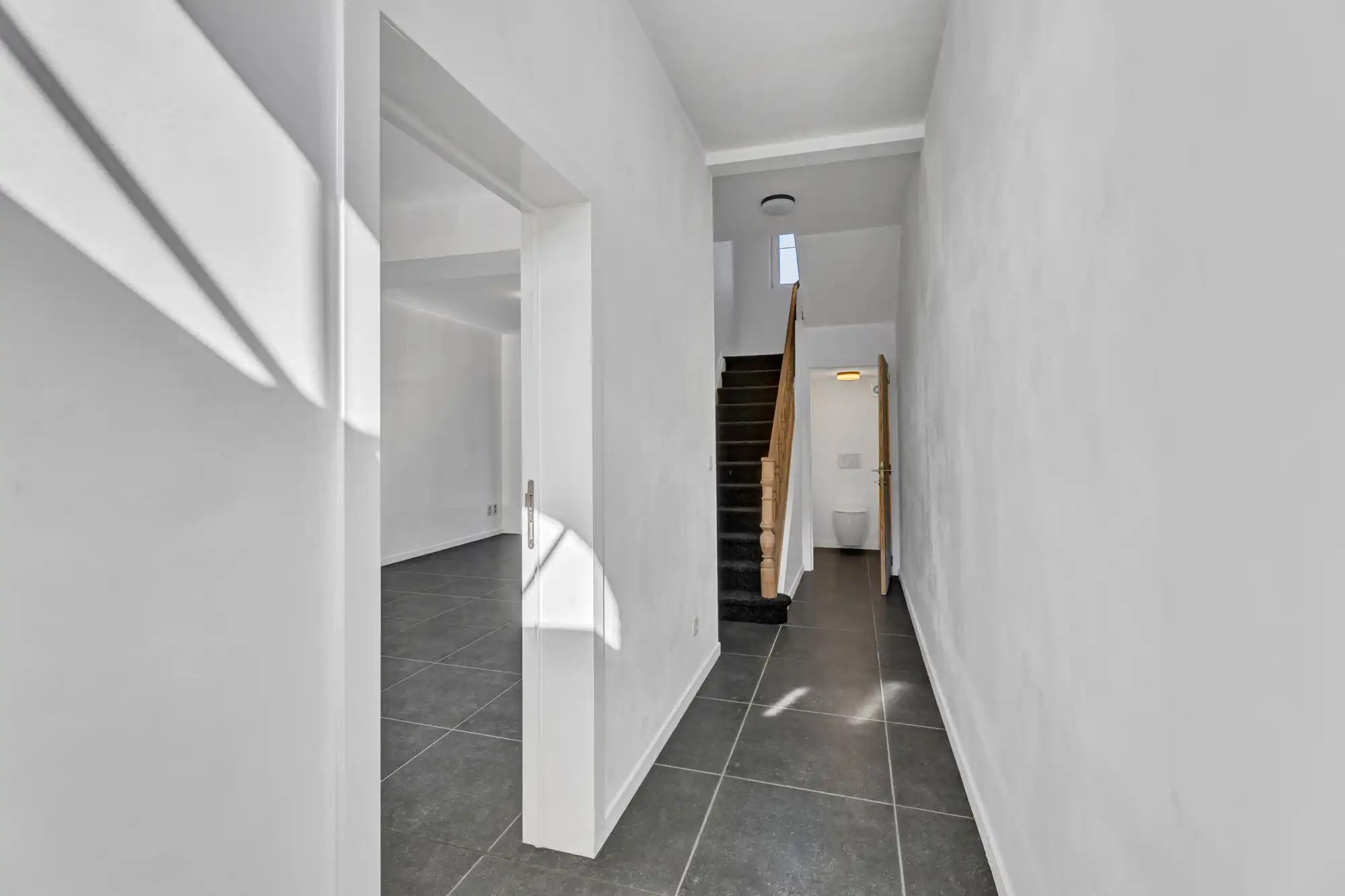 Volledig gerenoveerde woning met garage, 4 slpks en EPC A foto 2
