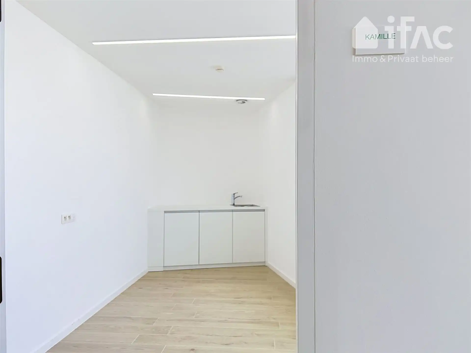 Moderne praktijkruimtes in modern en lichtrijk gebouw foto 24