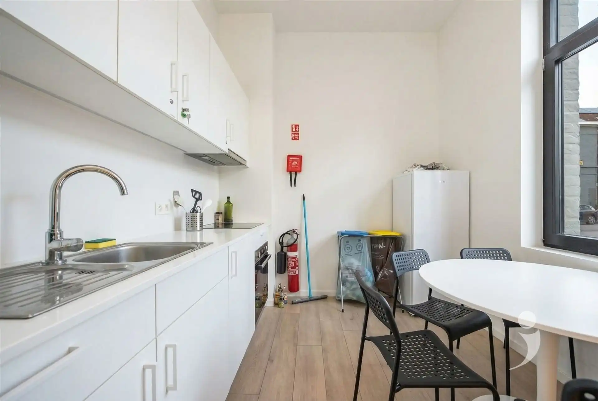 Opbrengsteigendom met 5 gerenoveerde studentenkamers foto 13