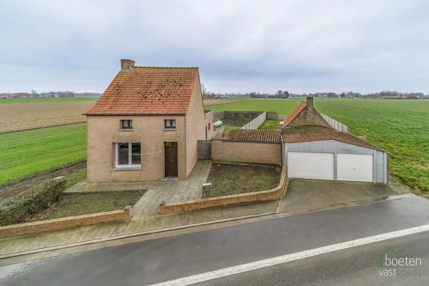 ALVERINGEM: Landhuis met conformiteitsattest, 2 (mog. 3) slaapkamers, interessant bijgebouw en dubbele garage met tuin op 795m² grondopp. foto 15