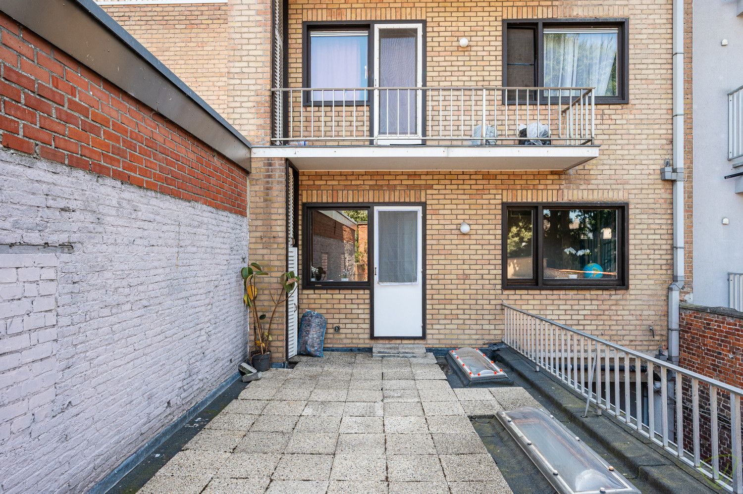 Centraal gelegen appartement met 2 slaapkamers in Eeklo met een zonnig terras. foto 10