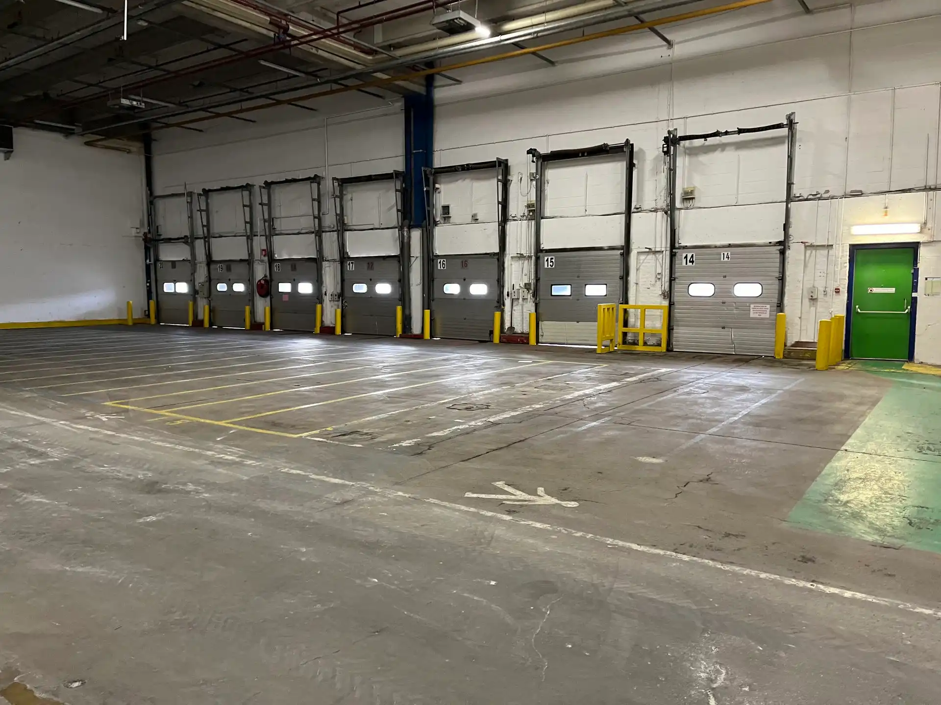 Magazijn 6.842m²  met minimum 7 laadkades  en een extra  ruime parking te huur foto 2