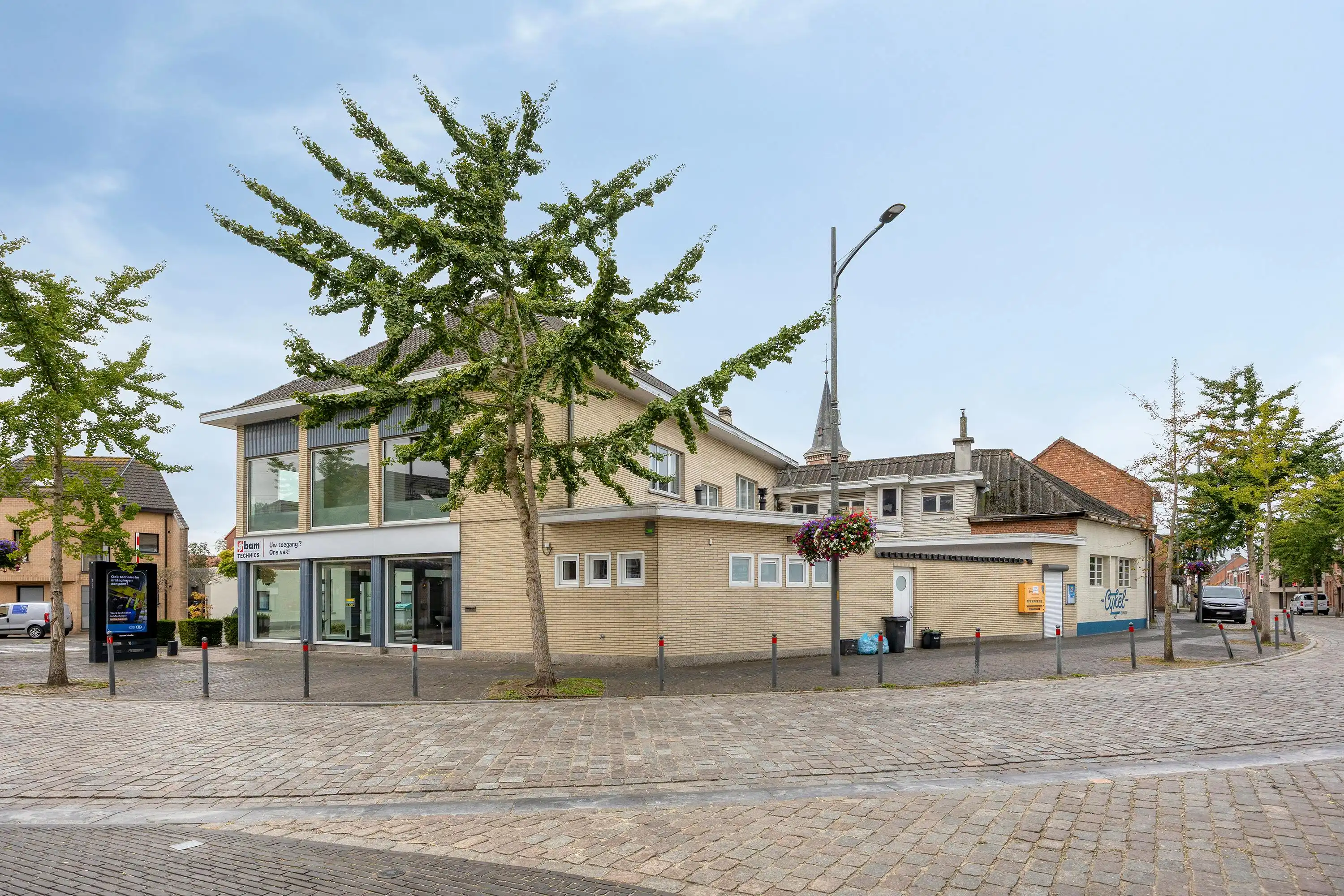 Veelzijdig eigendom met ruime woning, handelspand en magazijn foto 50