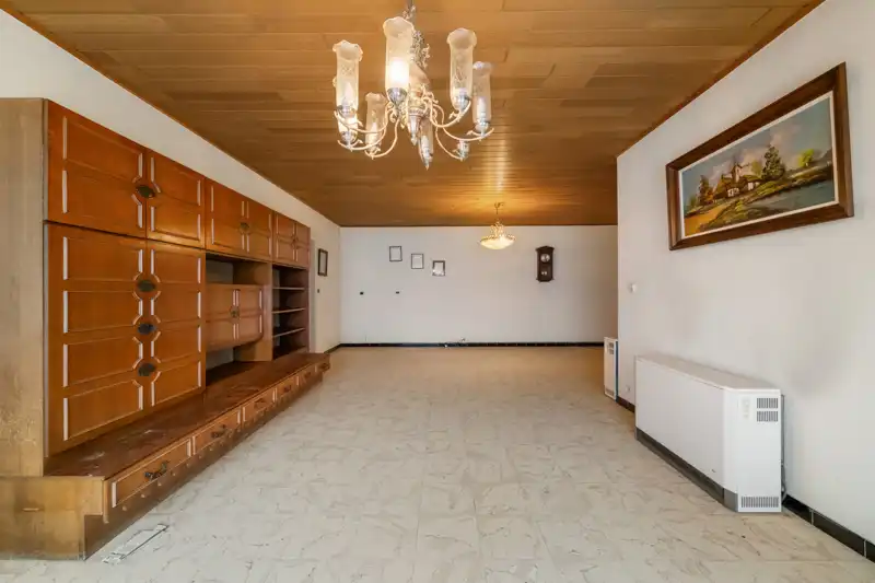 Westrozebeke-centrum. Te renoveren half open bebouwing, uitzonderlijke grote woning met veel bergruimte en garage. Potentieel als woonruimte 165-225m2. Tuin en tuinhuis. foto 6