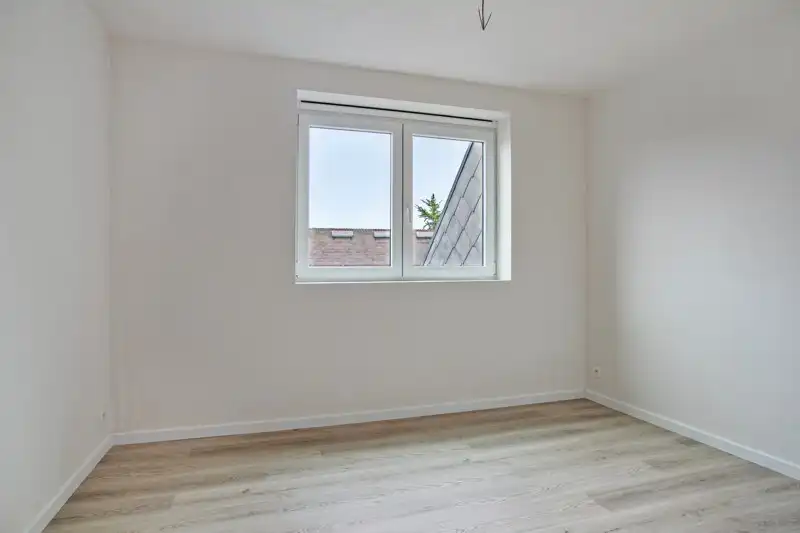 Prachtige, verrassend ruime nieuwbouwwoning met 3 slaapkamers én inpandige garage te koop in Dentergem! foto 14