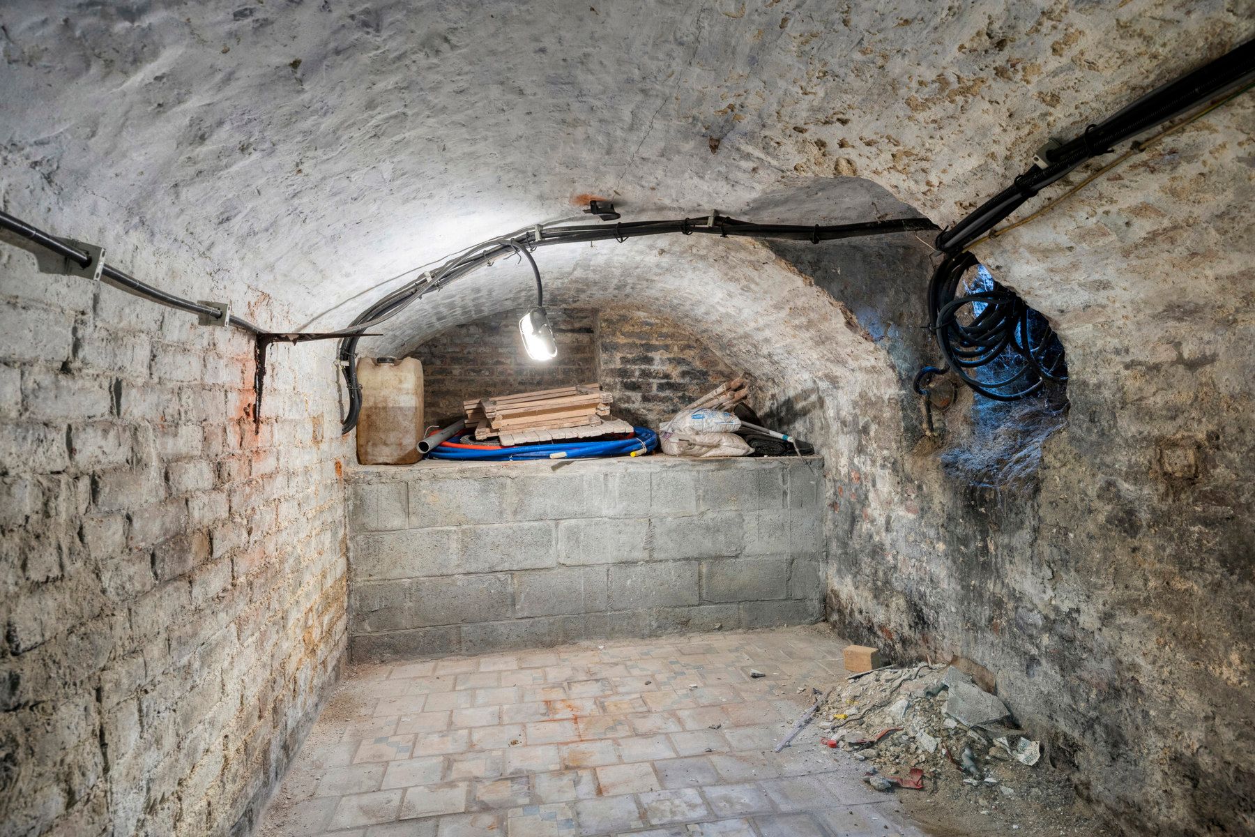 Charmante te renoveren woning met tuin foto 25