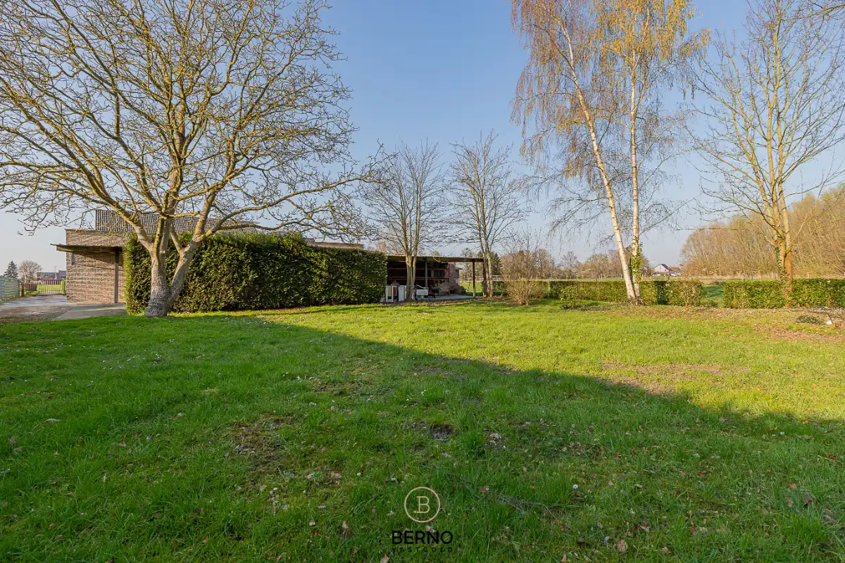 Ruime halfopen bebouwing met bijgebouw foto 29