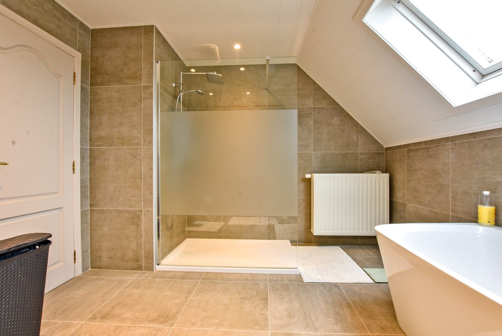 Prachtige alleenstaande villa met 4 slaapkamers op 599 m². foto 15