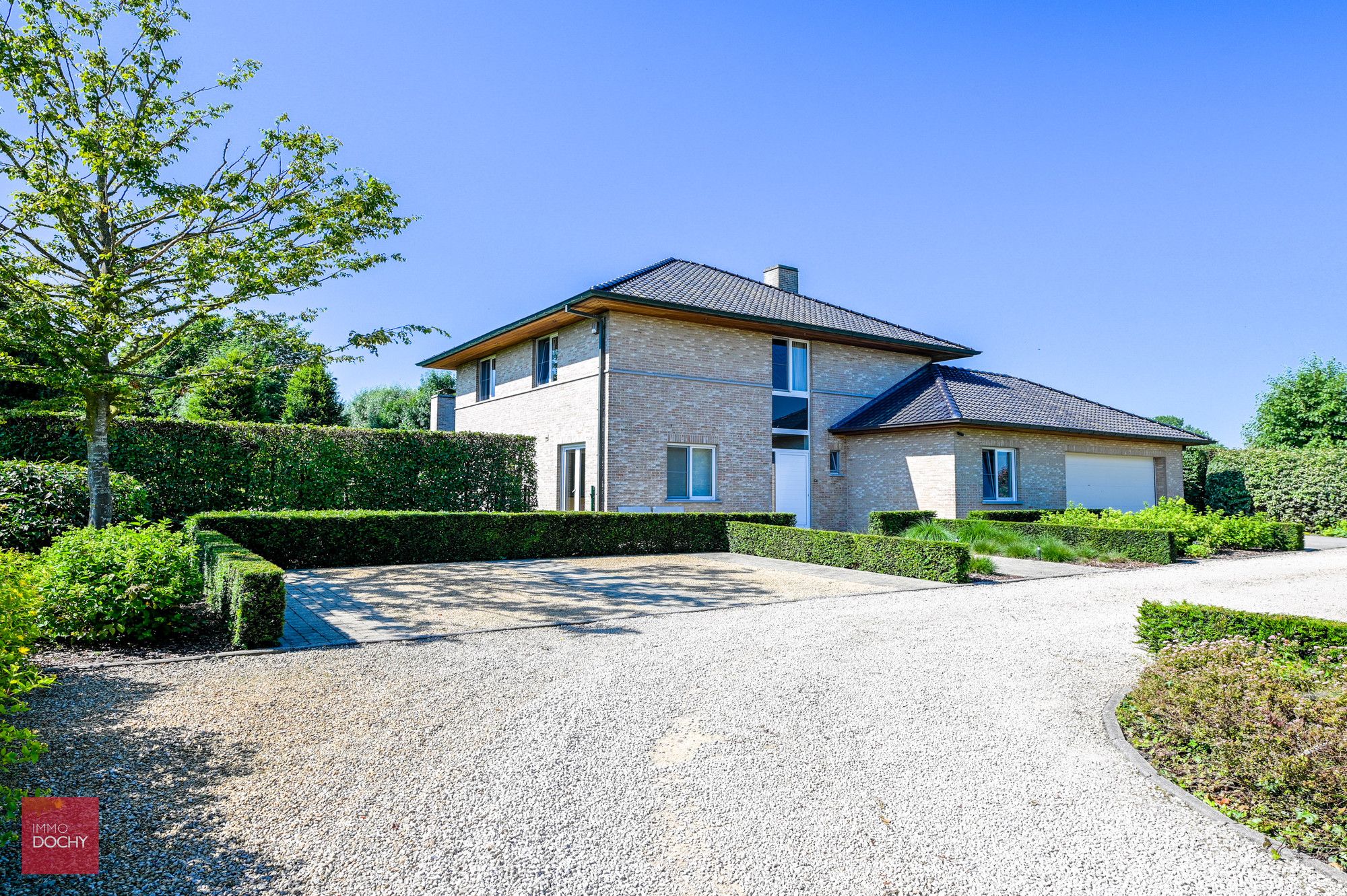 Rustig gelegen villa met bijgebouw en weides foto 4