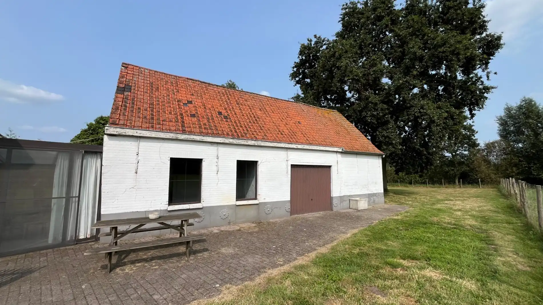 Ruime woning met een grote tuin foto 18