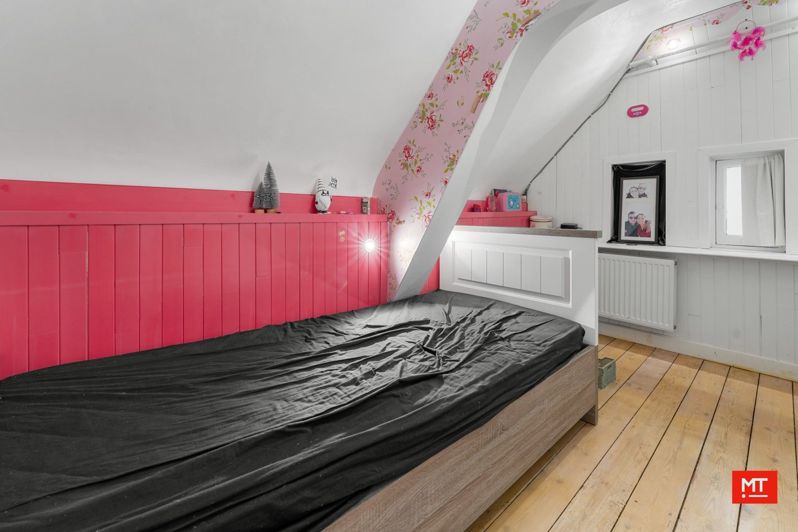 Bijzonder ruime woning met opslagruimte, dubbele garage en uitweg in centrum Langemark foto 9