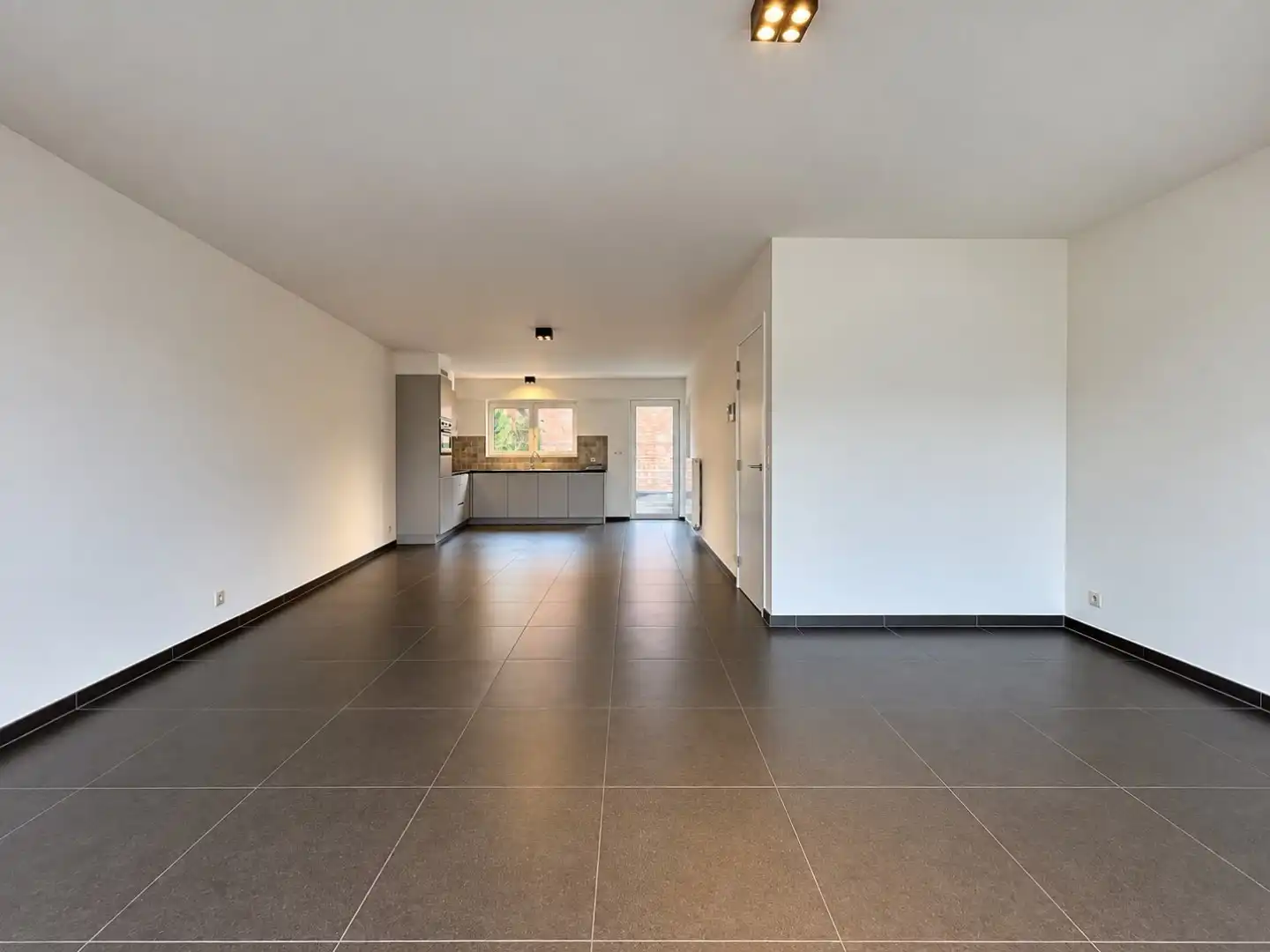 Ruim en instapklaar duplexappartement met 3 slaapkamers en garage in hartje Waarschoot foto 4
